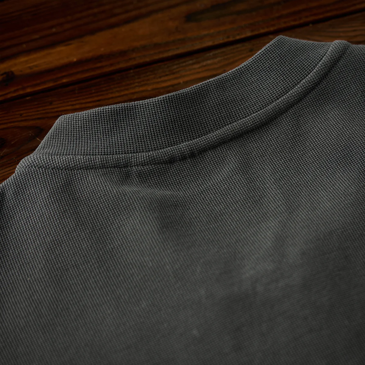 ワンポイントタグ入り　3つボタンワッフルヘンリーネックTシャツ - Image 15