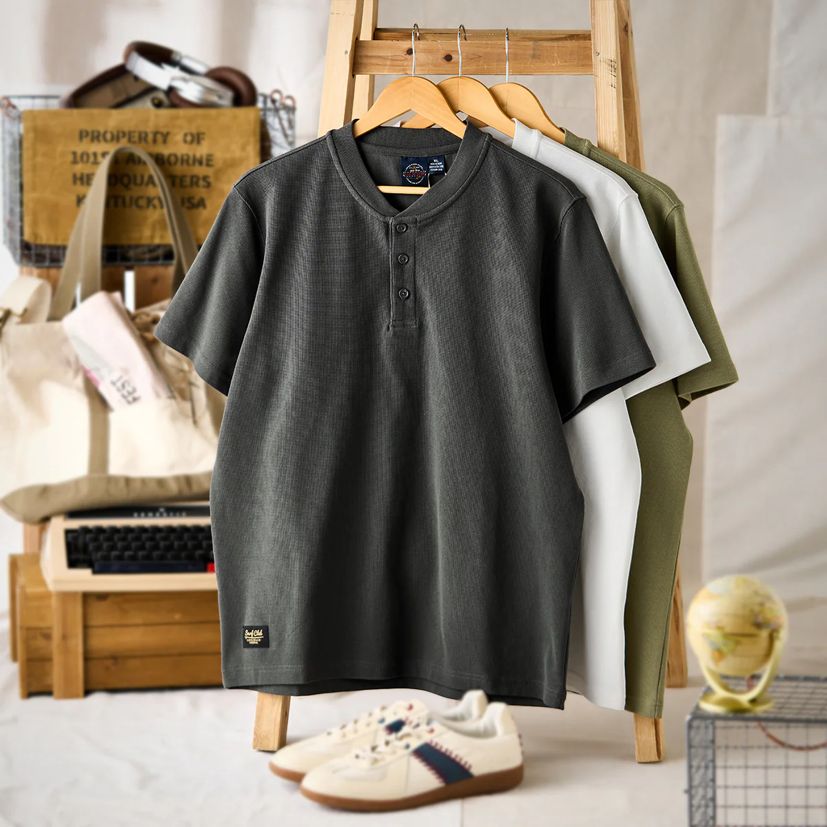 ワンポイントタグ入り　3つボタンワッフルヘンリーネックTシャツ - Image 5