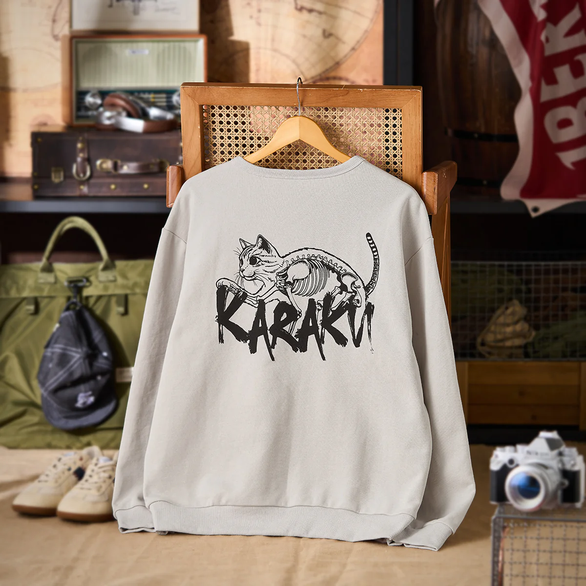「骨格が透けて見える猫」プリント　裏パイルコットンVガゼットスウェット - Image 3