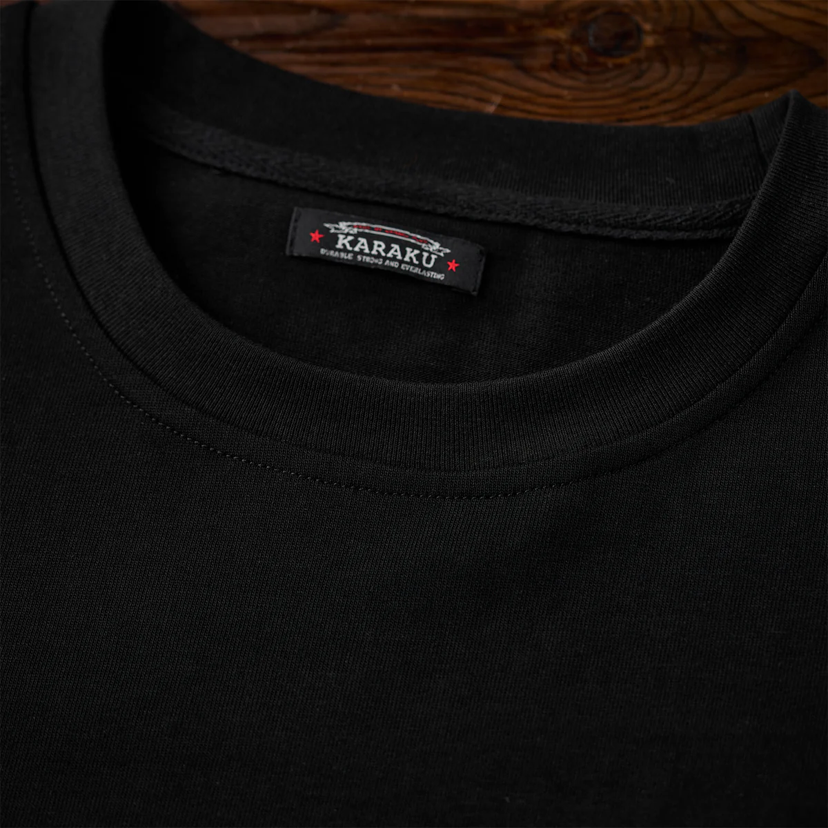 紅白ヒモ付き　「KaraKu」ロゴ刺繡入りブラックコットンTee - Image 10