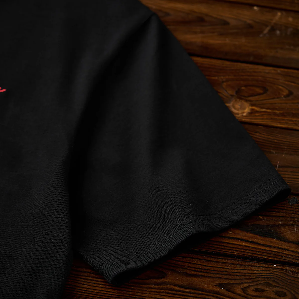 紅白ヒモ付き　「KaraKu」ロゴ刺繡入りブラックコットンTee - Image 13