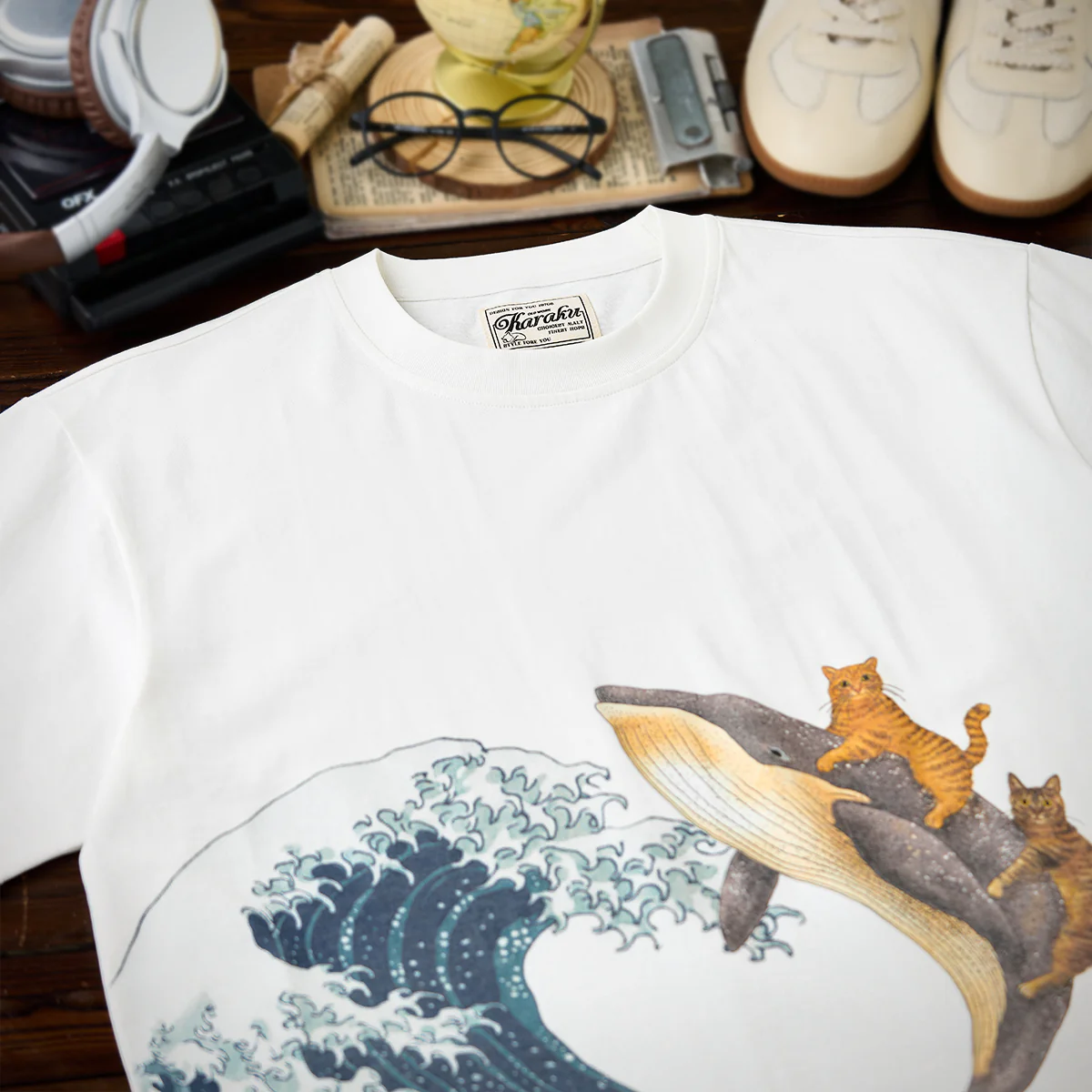 「KaraKux365CAT.ART」鯨と泳ぐ猫 浮世絵柄コットンTee - Image 4