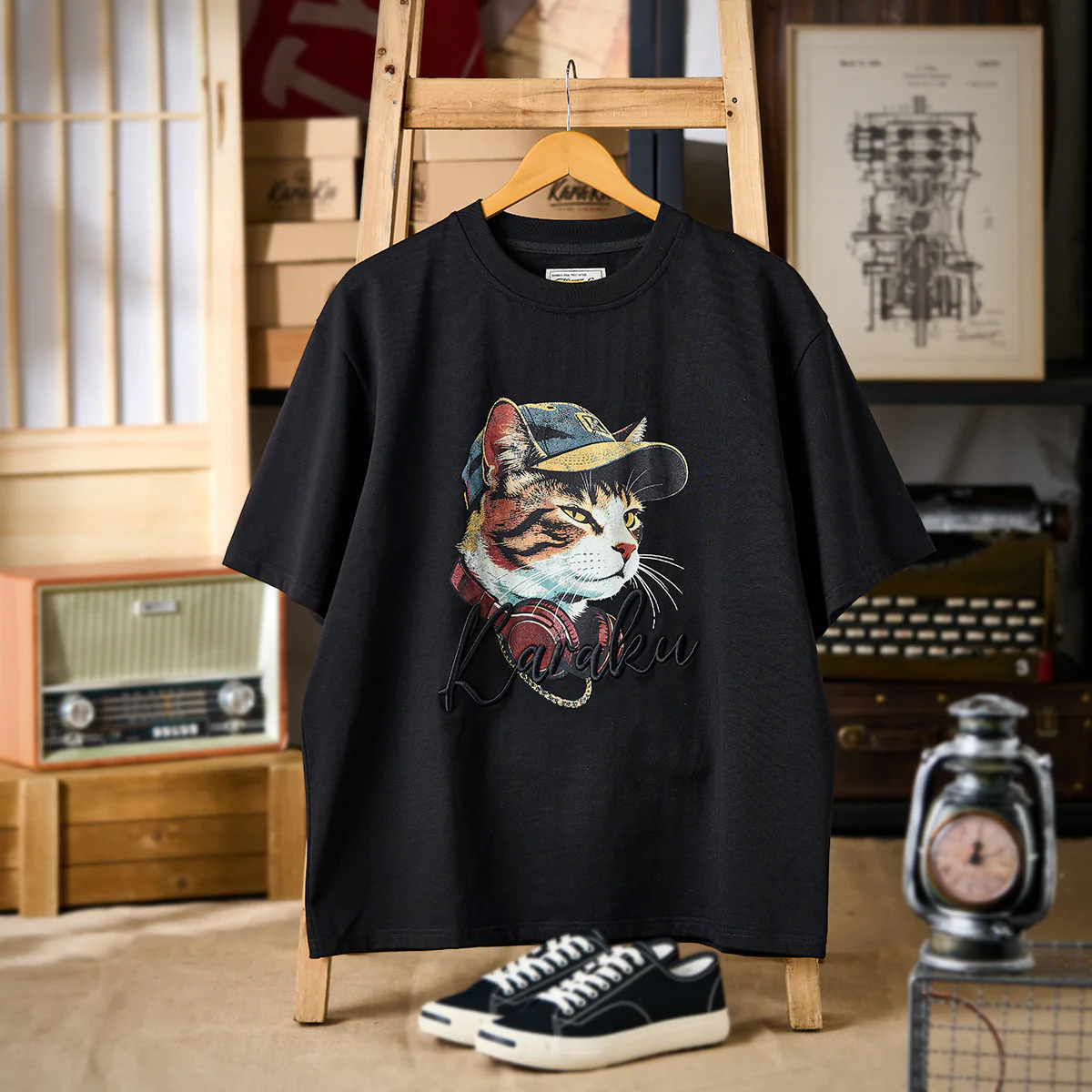 「猫ラッパー」クラックプリント&KaraKu刺繡入りコットンTee - Image 3