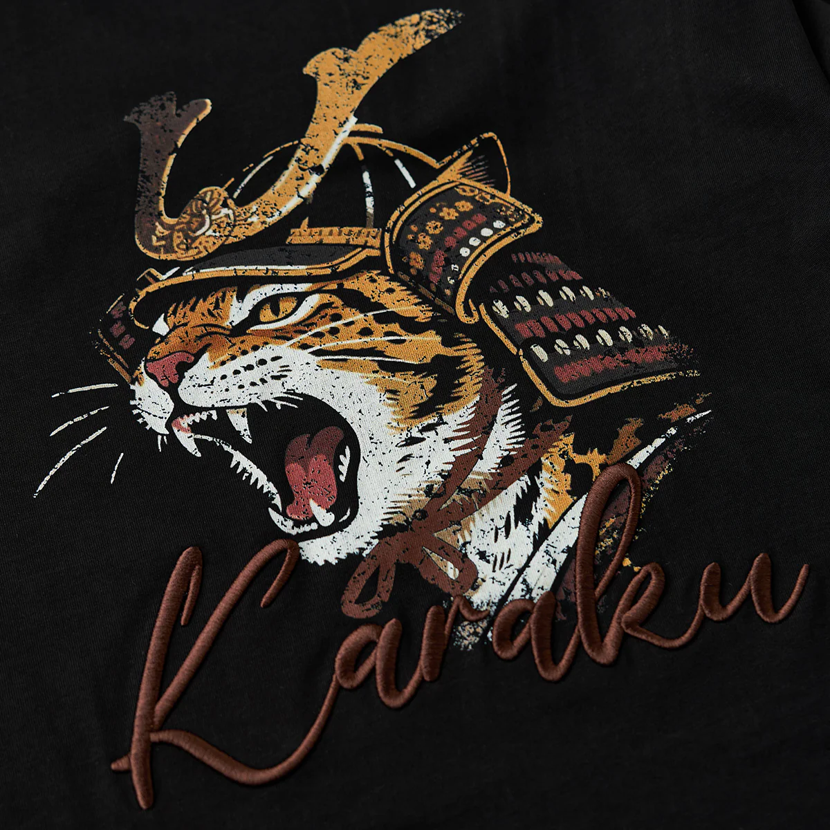 「烈吼ノ幕府将軍豹」プリント＆Karaku刺繍入りコットンTシャツ - Image 14