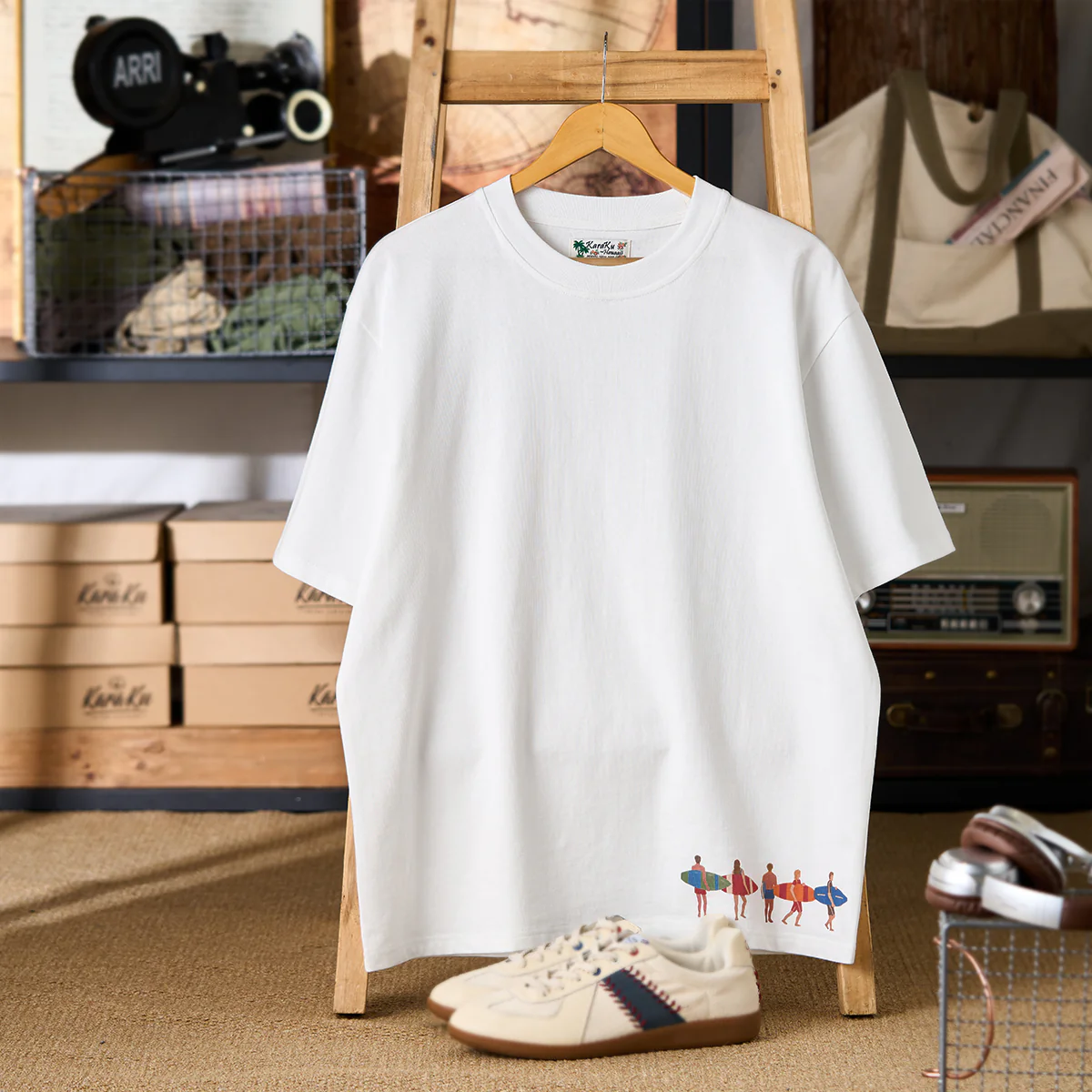 「ビーチのサーファーたち」プリント　裾ワンポイントコットンTee - Image 3