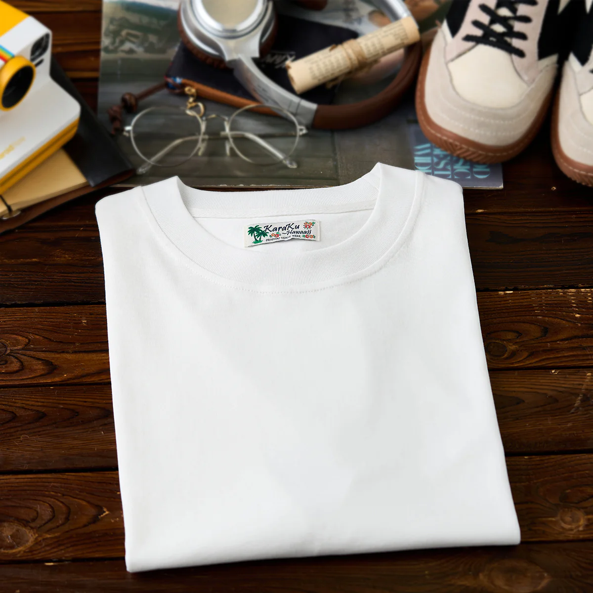 「ビーチのサーファーたち」プリント　裾ワンポイントコットンTee - Image 5