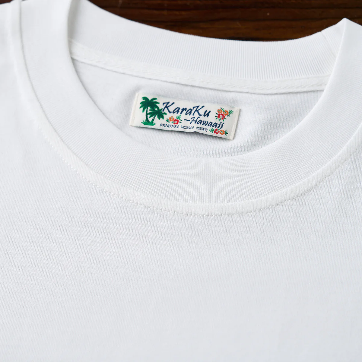「ビーチのサーファーたち」プリント　裾ワンポイントコットンTee - Image 6