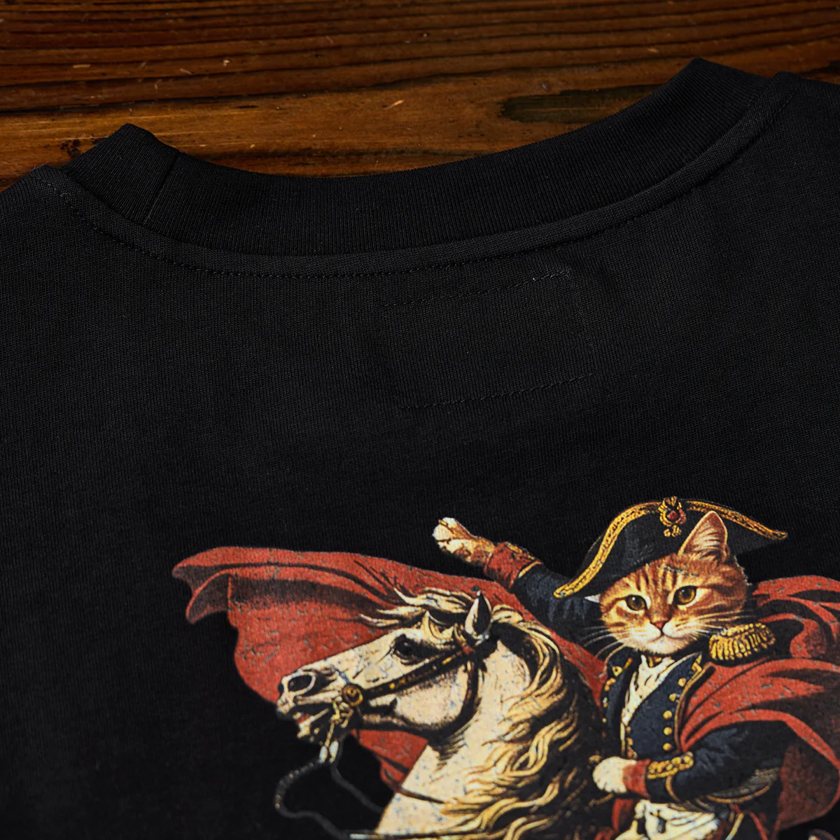 KaraKu Art「サン・ベルナール峠のニャポレオン」プリント＆刺繍入りコットTee - Image 14