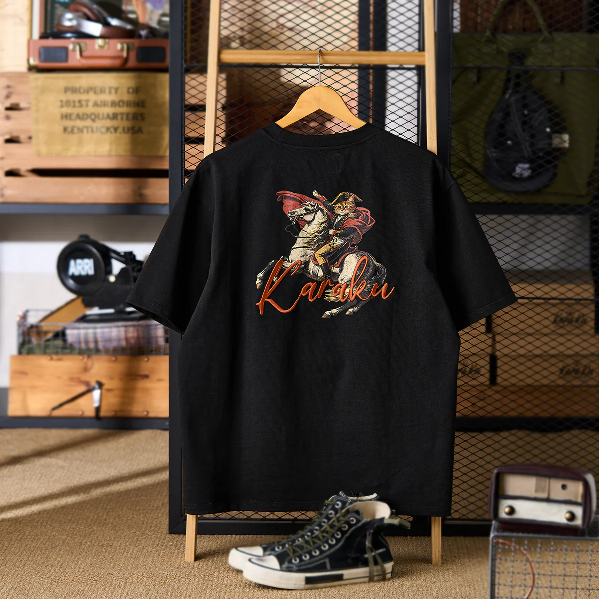 KaraKu Art「サン・ベルナール峠のニャポレオン」プリント＆刺繍入りコットTee - Image 3