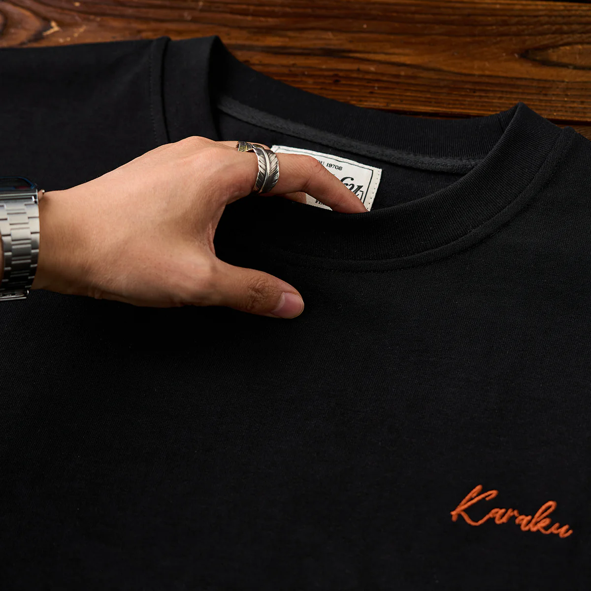 KaraKu Art「サン・ベルナール峠のニャポレオン」プリント＆刺繍入りコットTee - Image 9