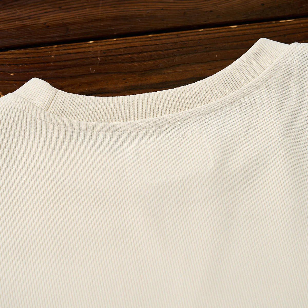 ストライプリブ編み生地　Vガゼットステッチ入りエアーレイヤーTee - Image 12