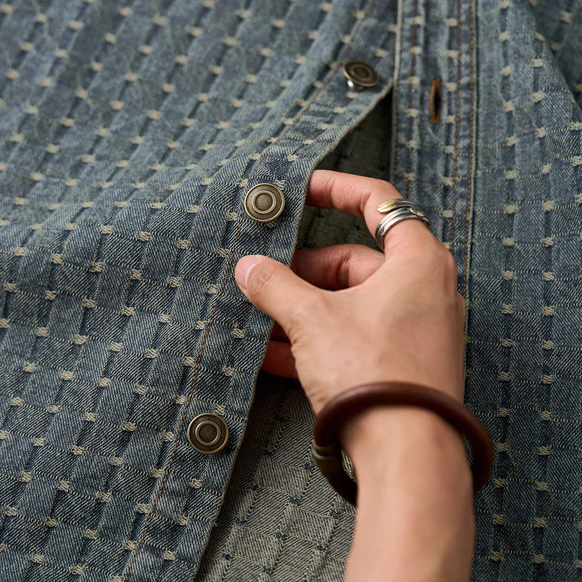 メタルボタン付き チェックジャガード半袖デニムシャツ - Image 10