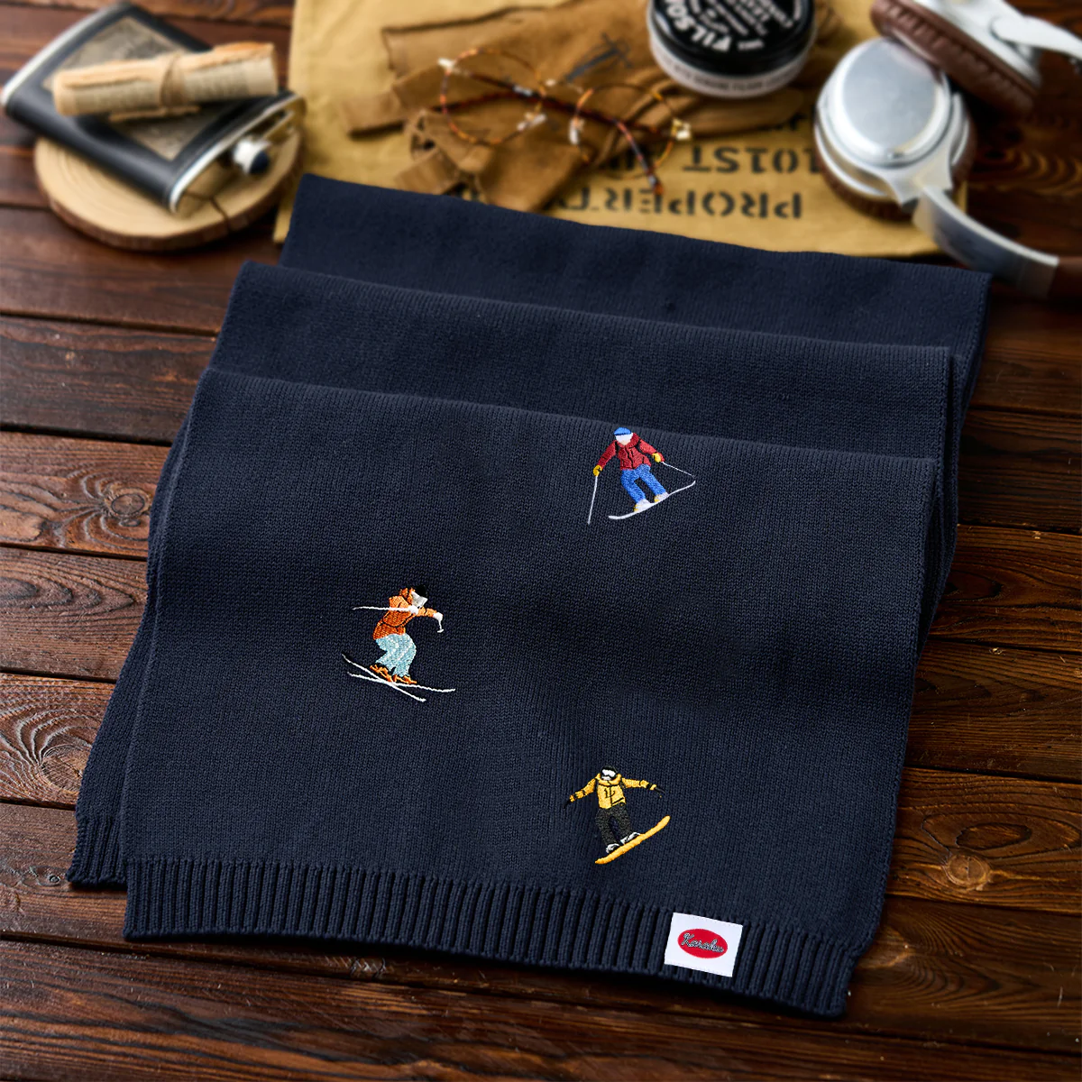 「雪山のスキーヤー」刺繍入り　ネイビーニットマフラー - Image 3