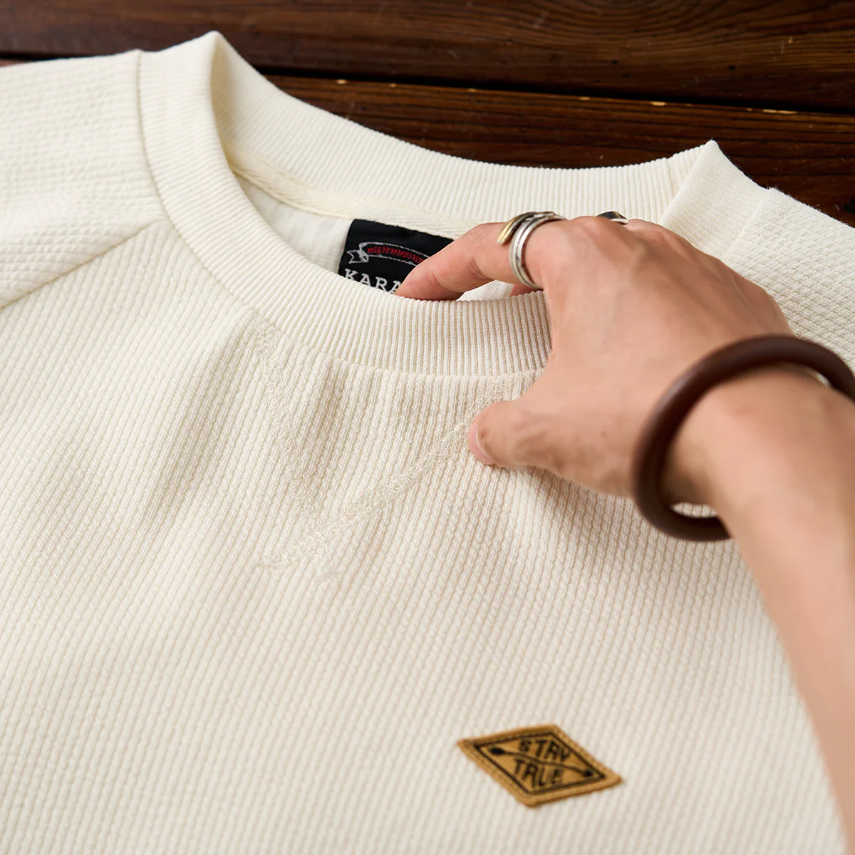 「STAY TRUE」刺繍ワッペン ラグランスリーブニットTee - Image 8