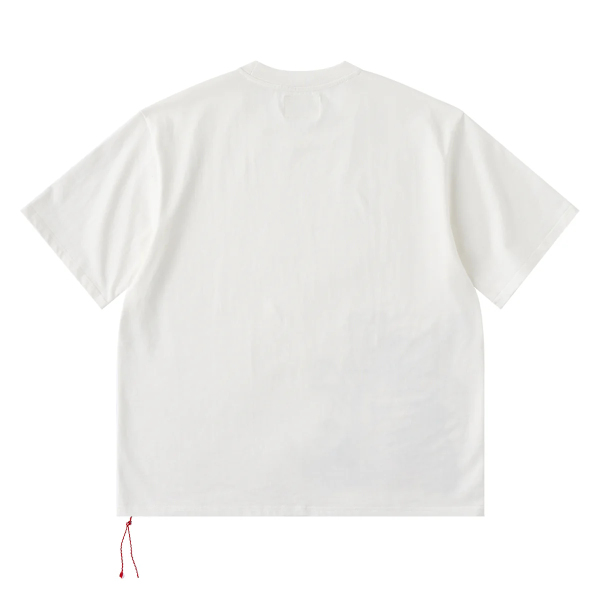 赤ヒモ付き 「毛糸玉と遊ぶ猫」 グラフィックプリント入りコットンTee - Image 2