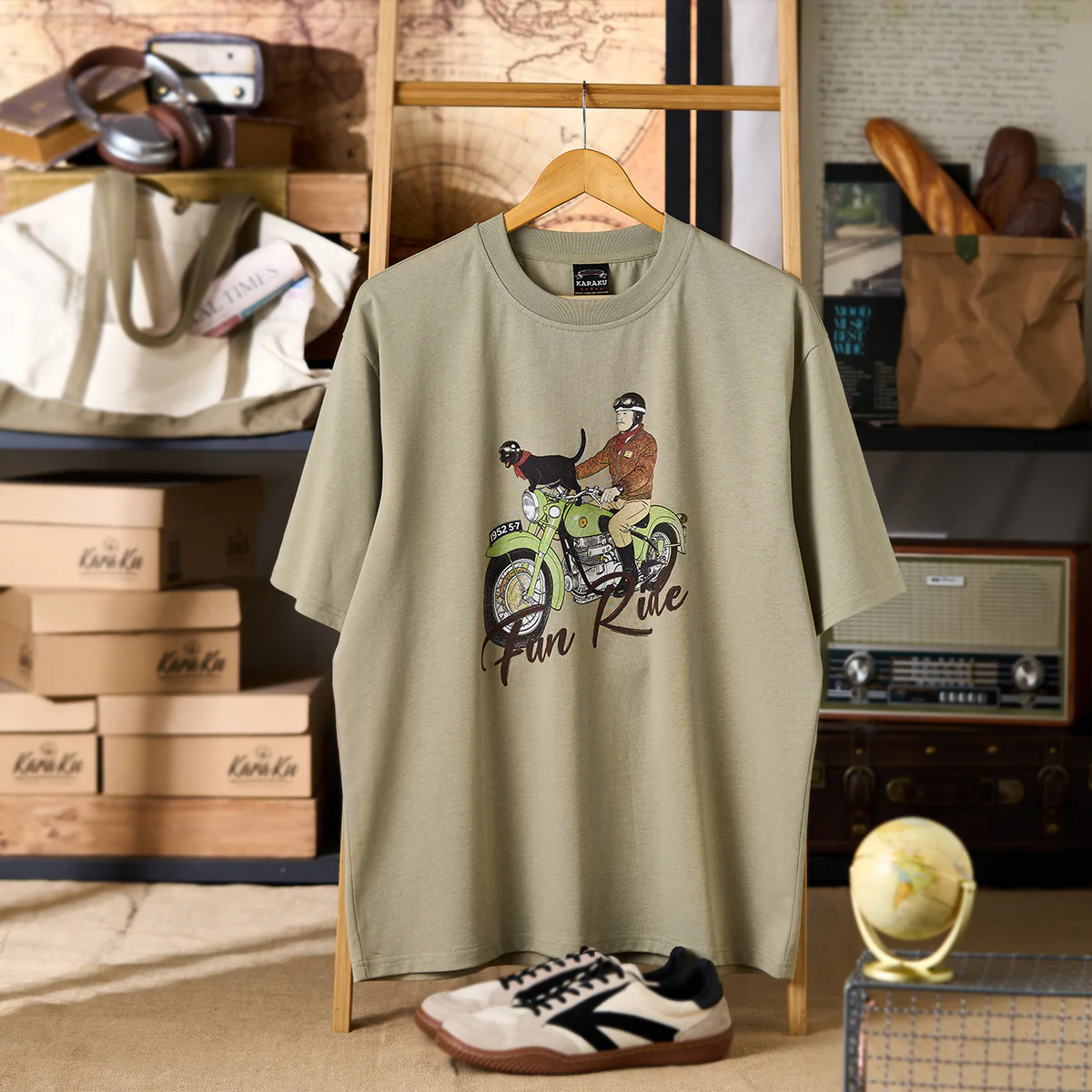 「風を切る猫と相棒ライダー」プリント入り半袖コットンTee - Image 3