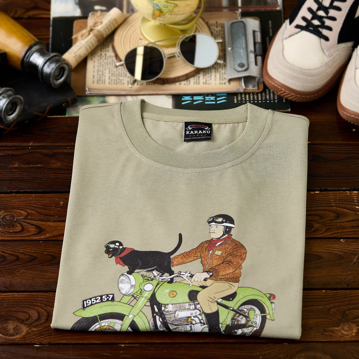 「風を切る猫と相棒ライダー」プリント入り半袖コットンTee - Image 5