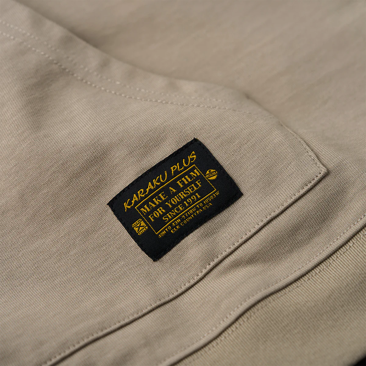 袖スエードパッチ カンガルーポケット付きコットンTee - Image 11