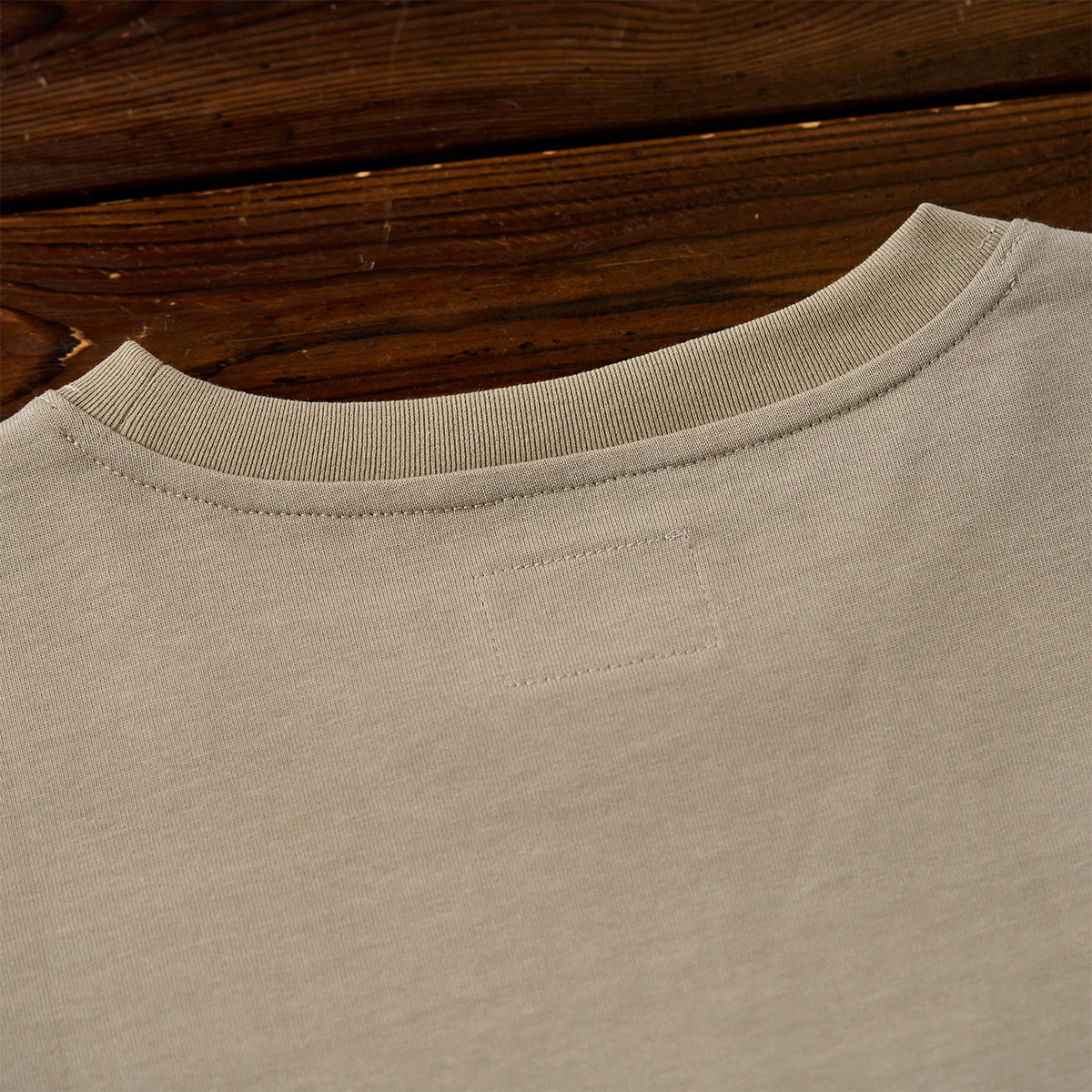 袖スエードパッチ カンガルーポケット付きコットンTee - Image 6