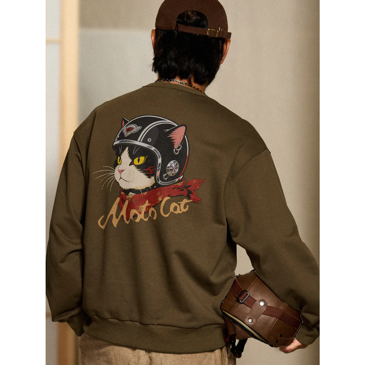 「ヘルメットを被った猫」プリント&KaraKuロゴ刺繡入り Vガゼットスウェット - Image 11