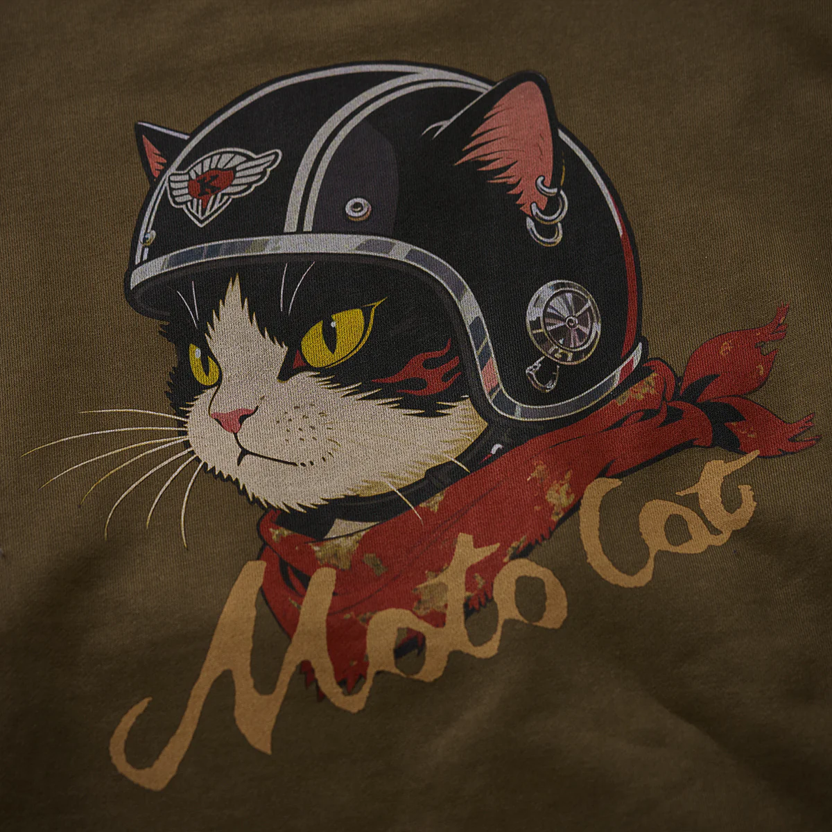 「ヘルメットを被った猫」プリント&KaraKuロゴ刺繡入り Vガゼットスウェット - Image 24