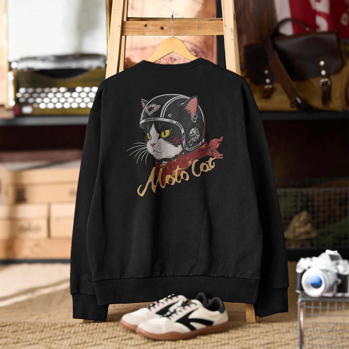「ヘルメットを被った猫」プリント&KaraKuロゴ刺繡入り Vガゼットスウェット - Image 8