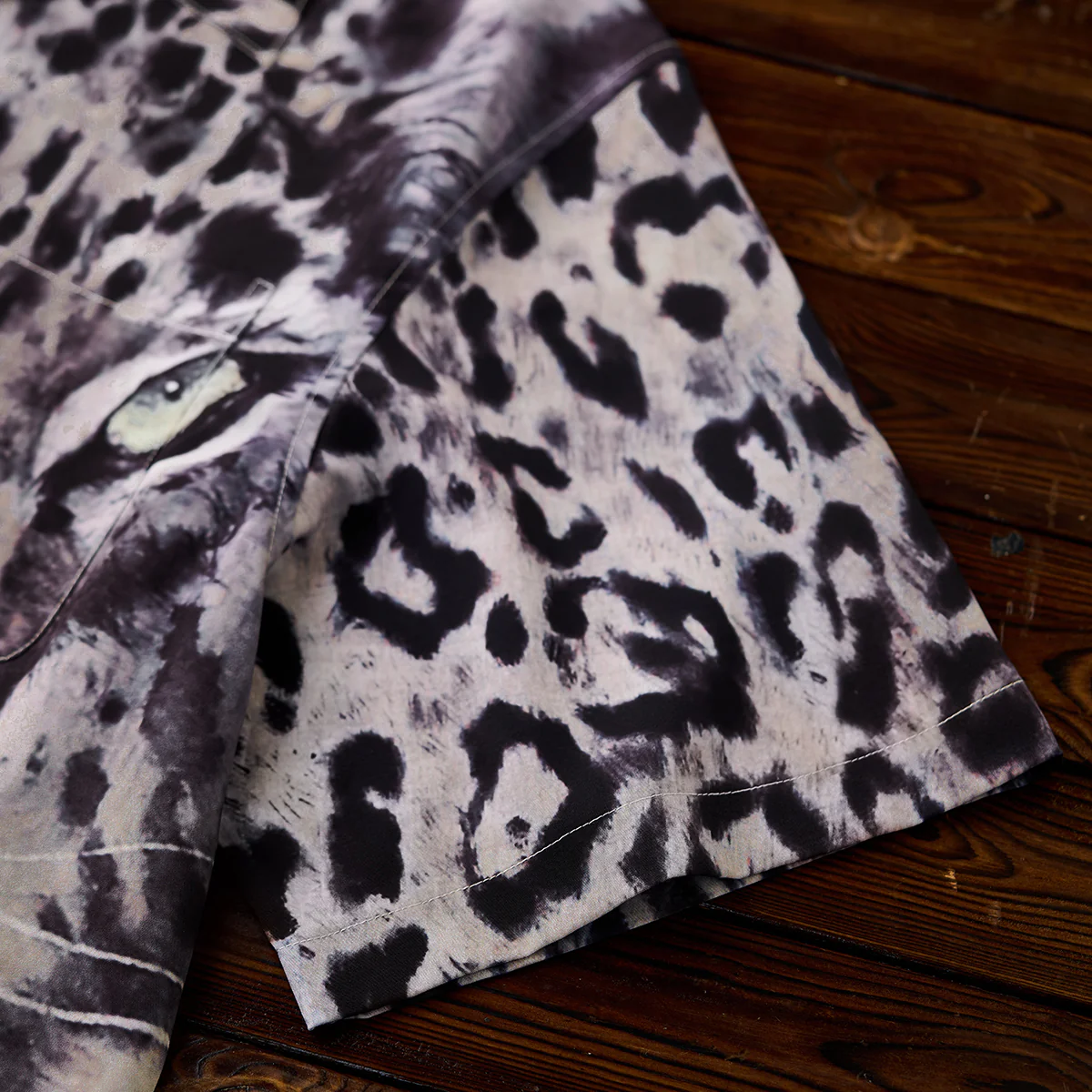 Karaku×川又聡「Snow leopard 雪豹」プリント入りオープンカラーシャツ - Image 11
