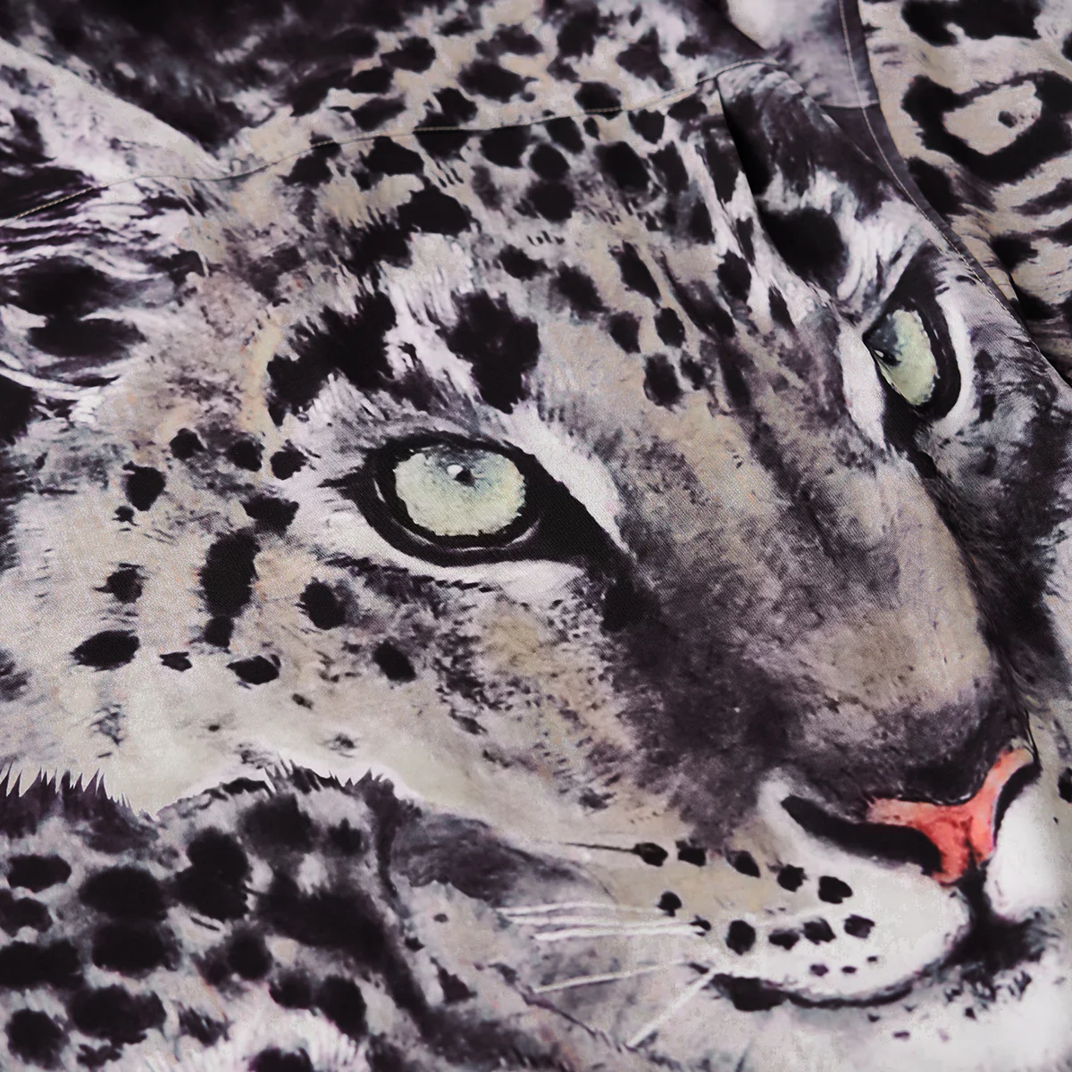 Karaku×川又聡「Snow leopard 雪豹」プリント入りオープンカラーシャツ - Image 13