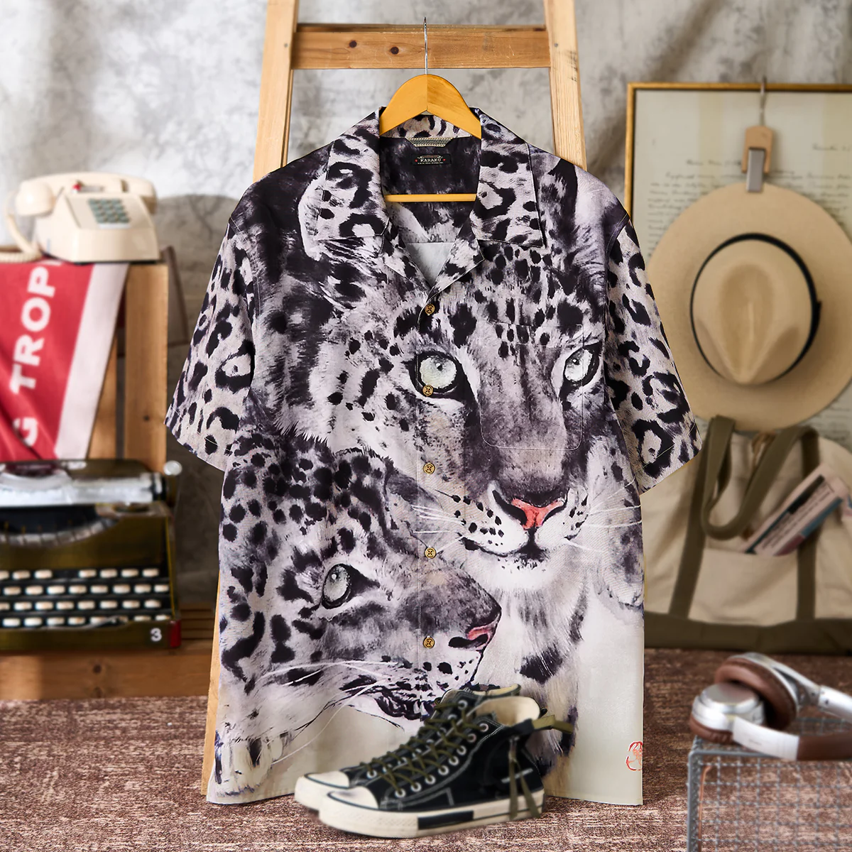 Karaku×川又聡「Snow leopard 雪豹」プリント入りオープンカラーシャツ - Image 3