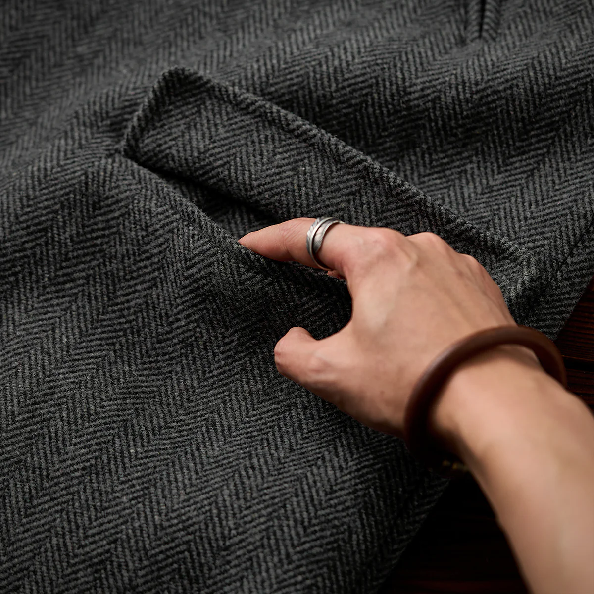 Business&Casual ヘリンボーンウール混ツイードロングコート - Image 13