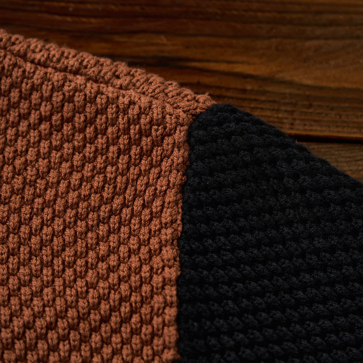 配色切替　革タグ付きタートルネックパイナップルパイルニットセーター - Image 8