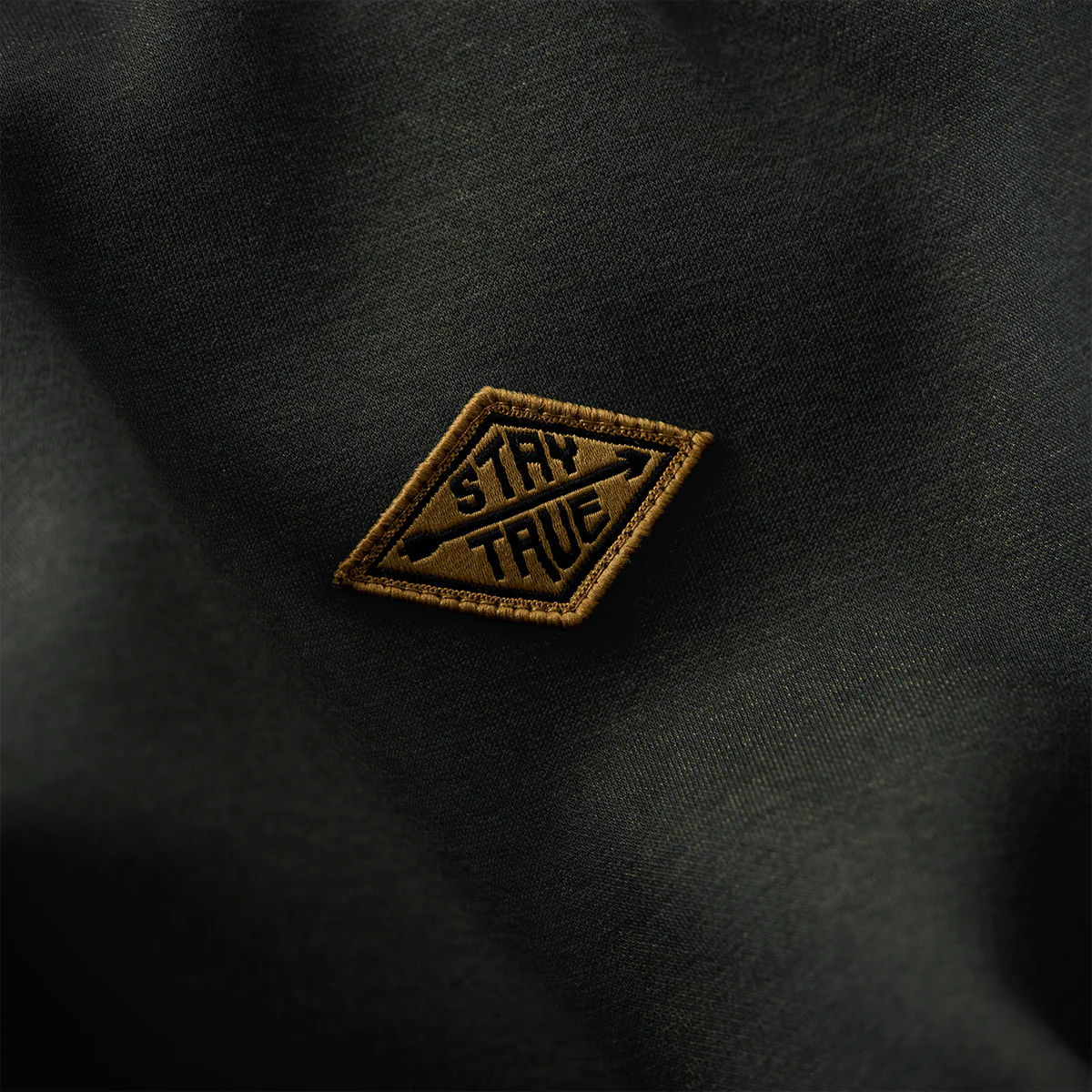 「STAY TRUE」刺繍ワッペン 多機能・裏ボアフード付きスウェット - Image 11