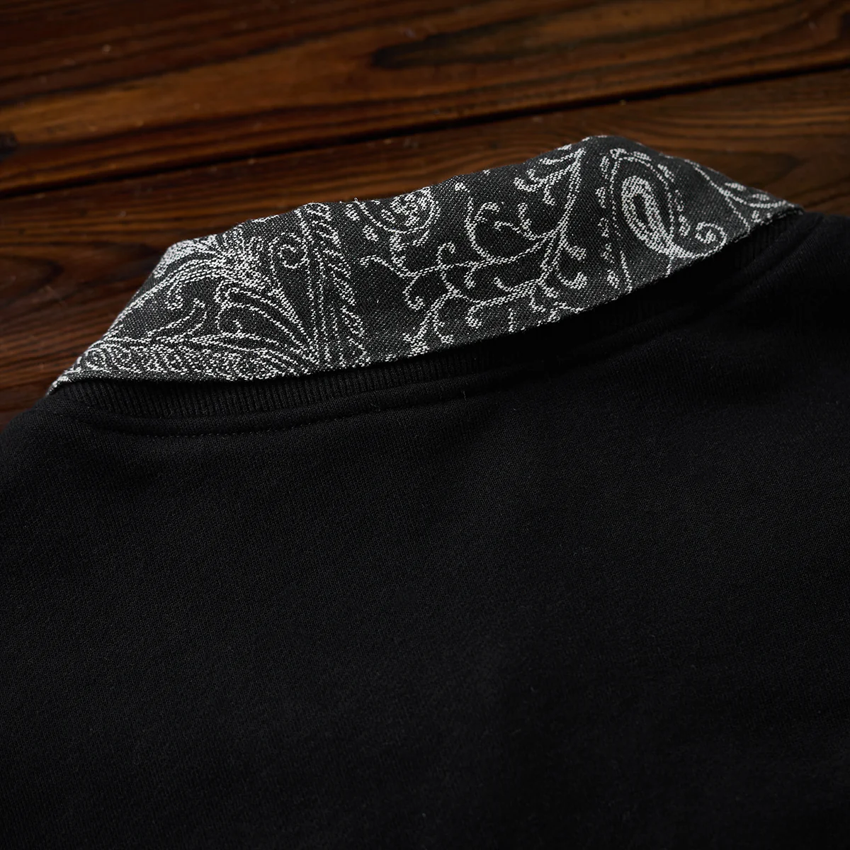 Karaku刺繍入り　襟・前立てジャガードペイズリー柄切替ポロカラースウェット - Image 12