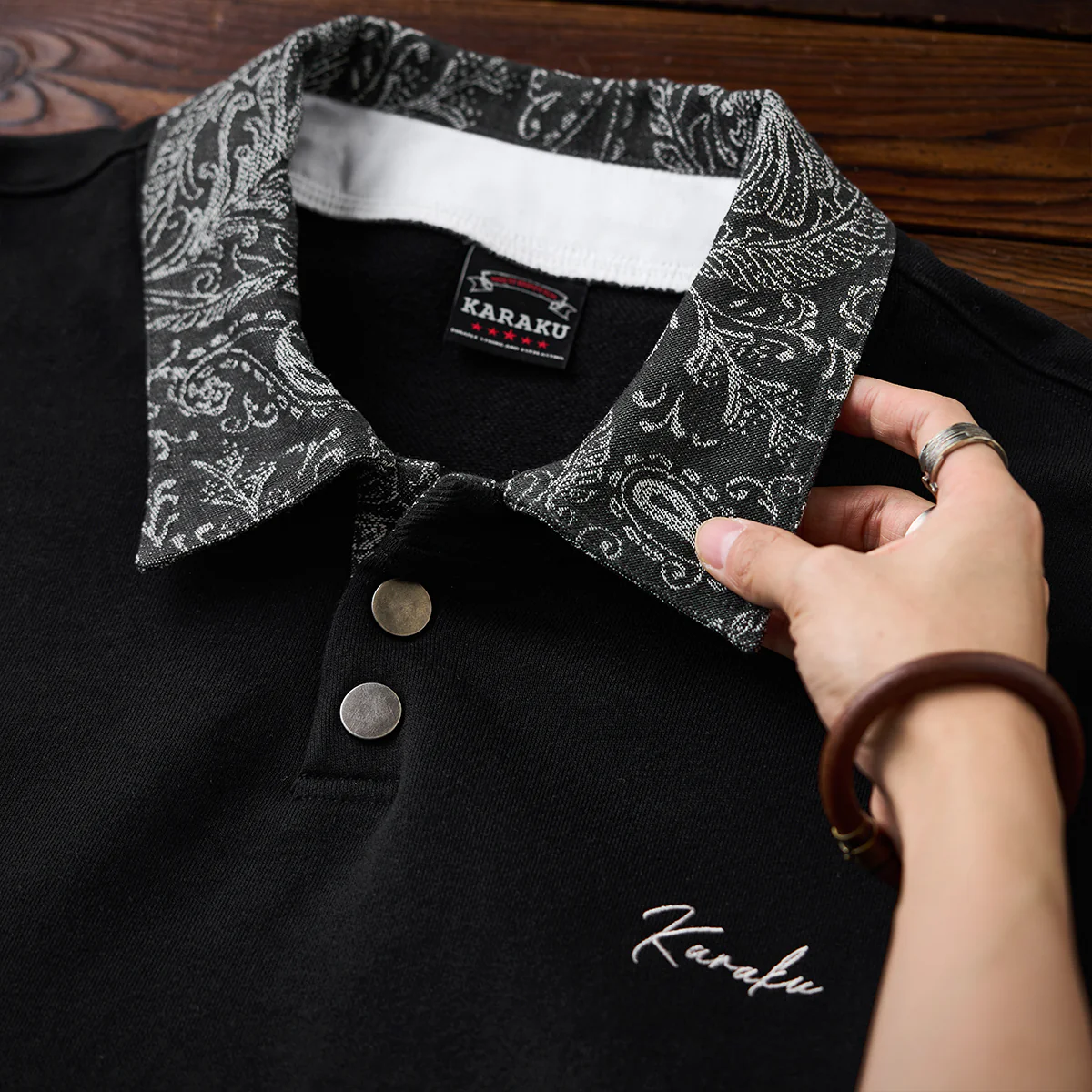 Karaku刺繍入り　襟・前立てジャガードペイズリー柄切替ポロカラースウェット - Image 7