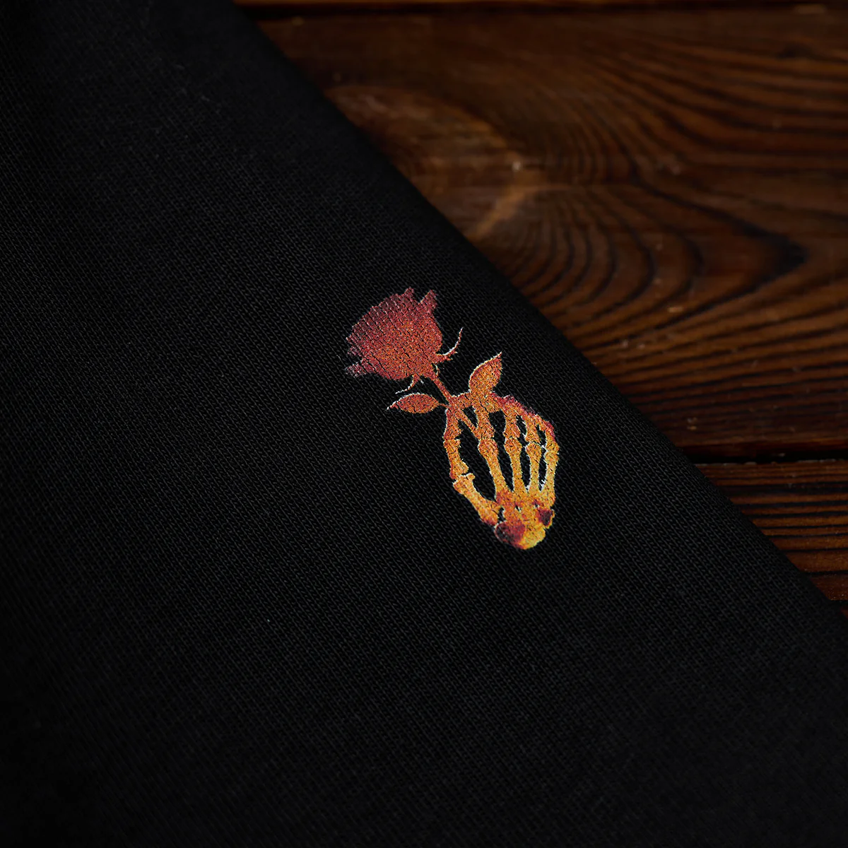 【予約】赤ヒモ付き 「炎骸舞図」プリント&刺繍入りコットンTシャツ - Image 12