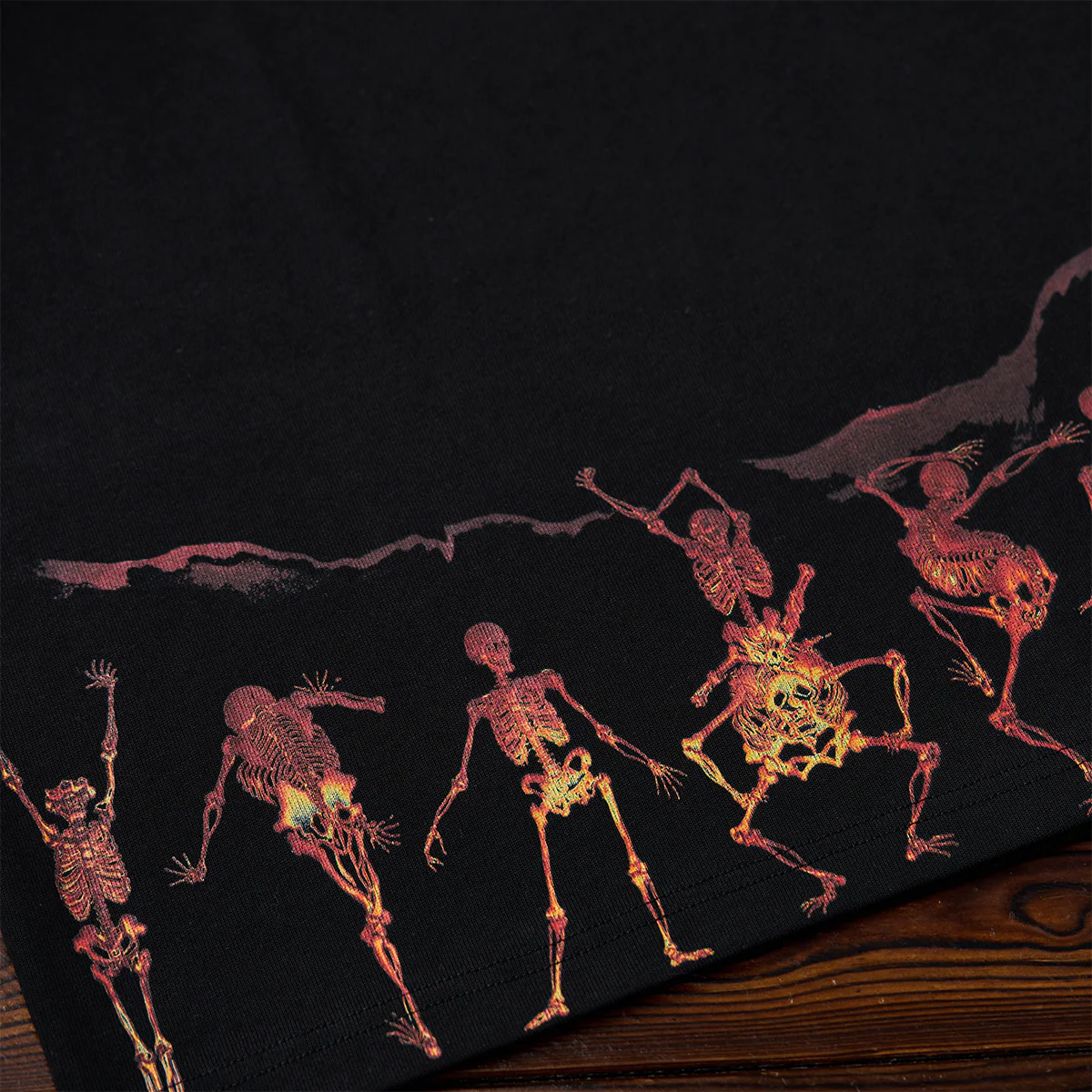 【予約】赤ヒモ付き 「炎骸舞図」プリント&刺繍入りコットンTシャツ - Image 14