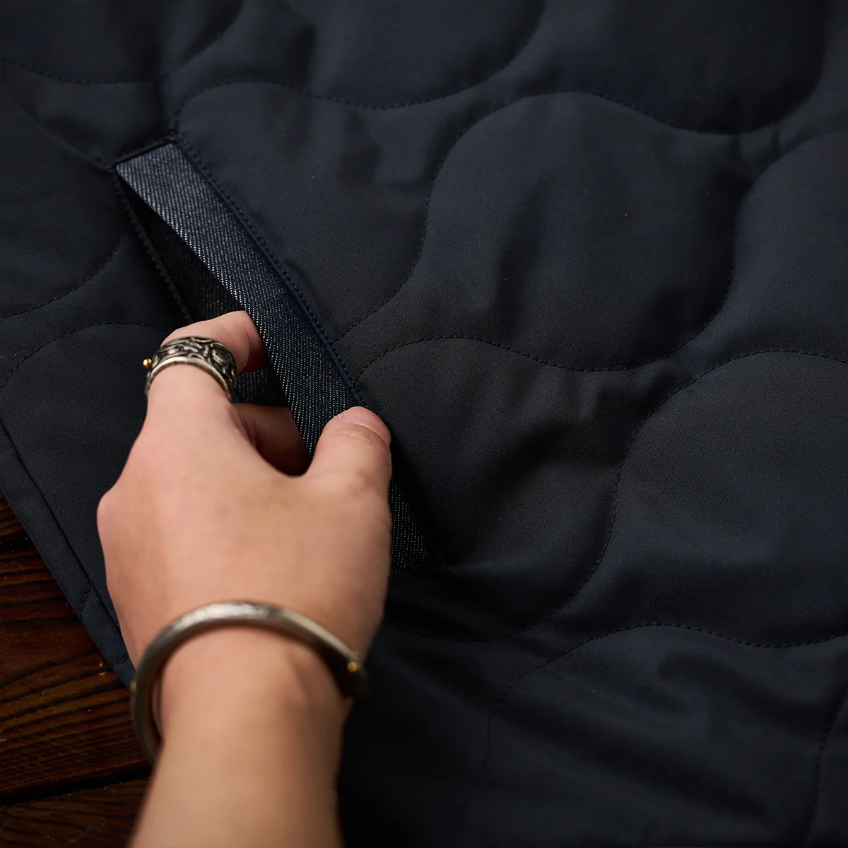 「KaraKu」ロゴ刺繡　デニム切替ひょうたんキルト中綿ジャケット - Image 13