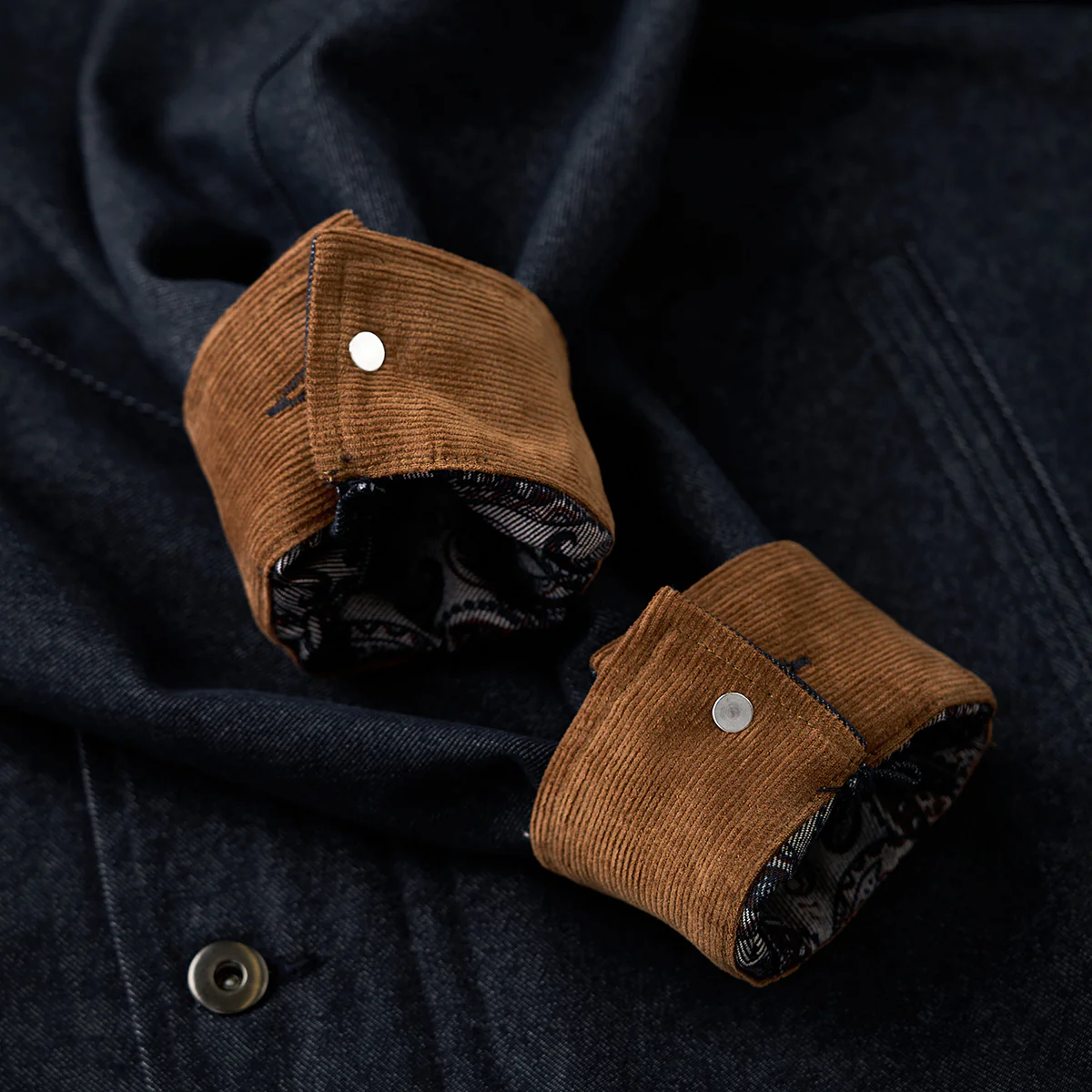 襟・袖裏コーデュロイ　「KaraKu」刺繡入り裏ペイズリー総柄デニムジャケット - Image 14