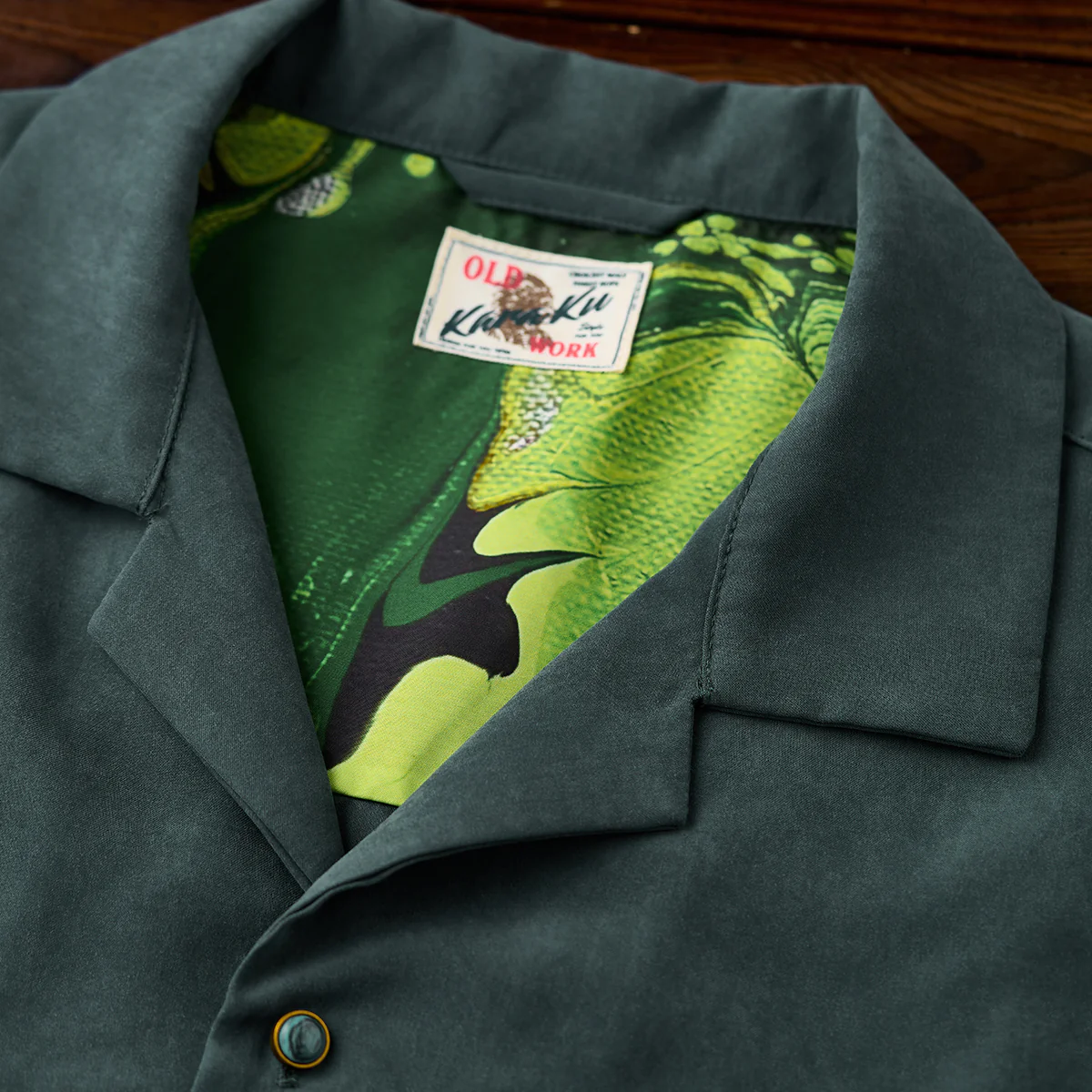 KARAKU×田中ラオウ「Green drift」虎刺繍入り ピーチスキンキューバカラーシャツ - Image 10