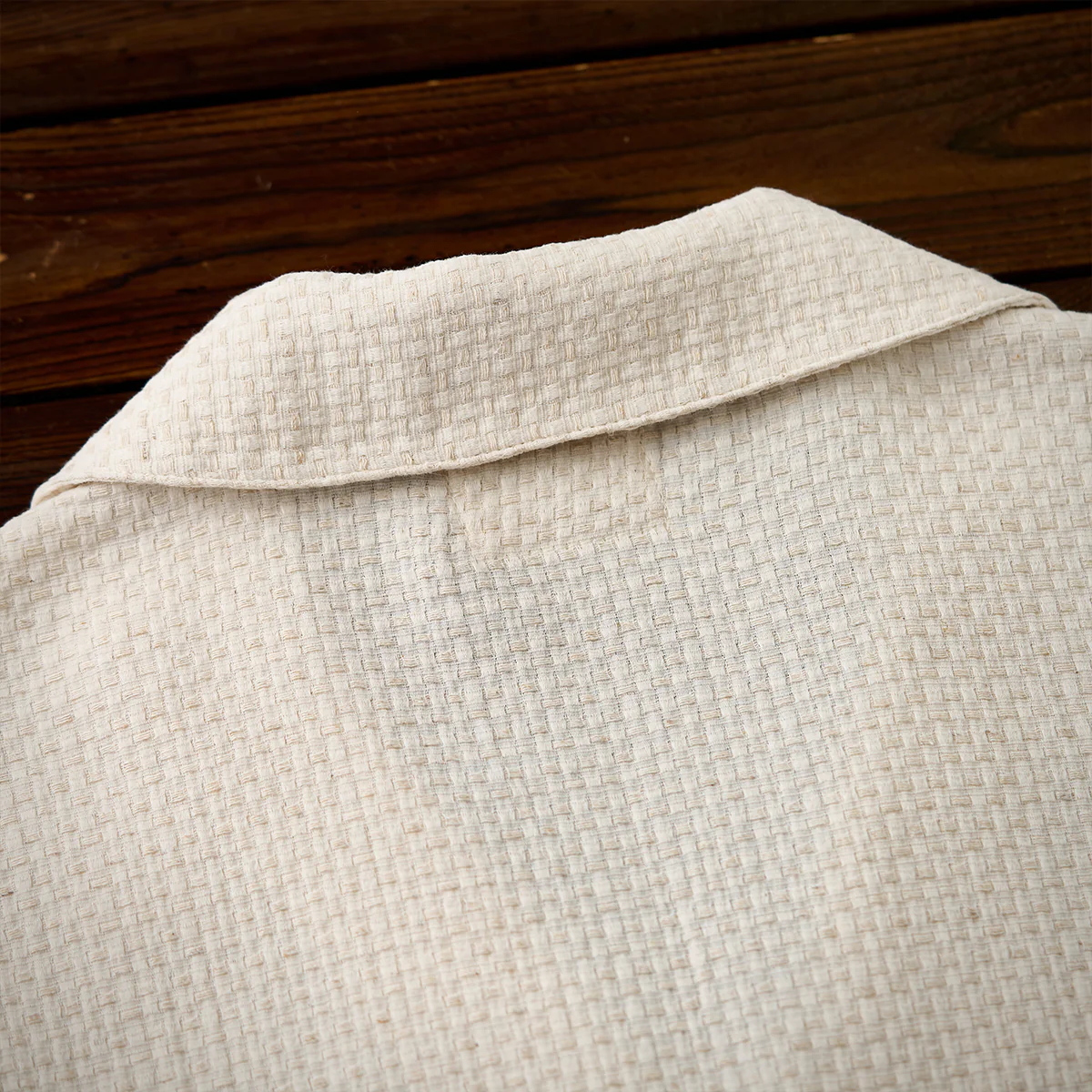 紅白ヒモ付き 「KaraKu」刺繍入りレッドアゲート調ボタン付き綿麻シャツ - Image 11