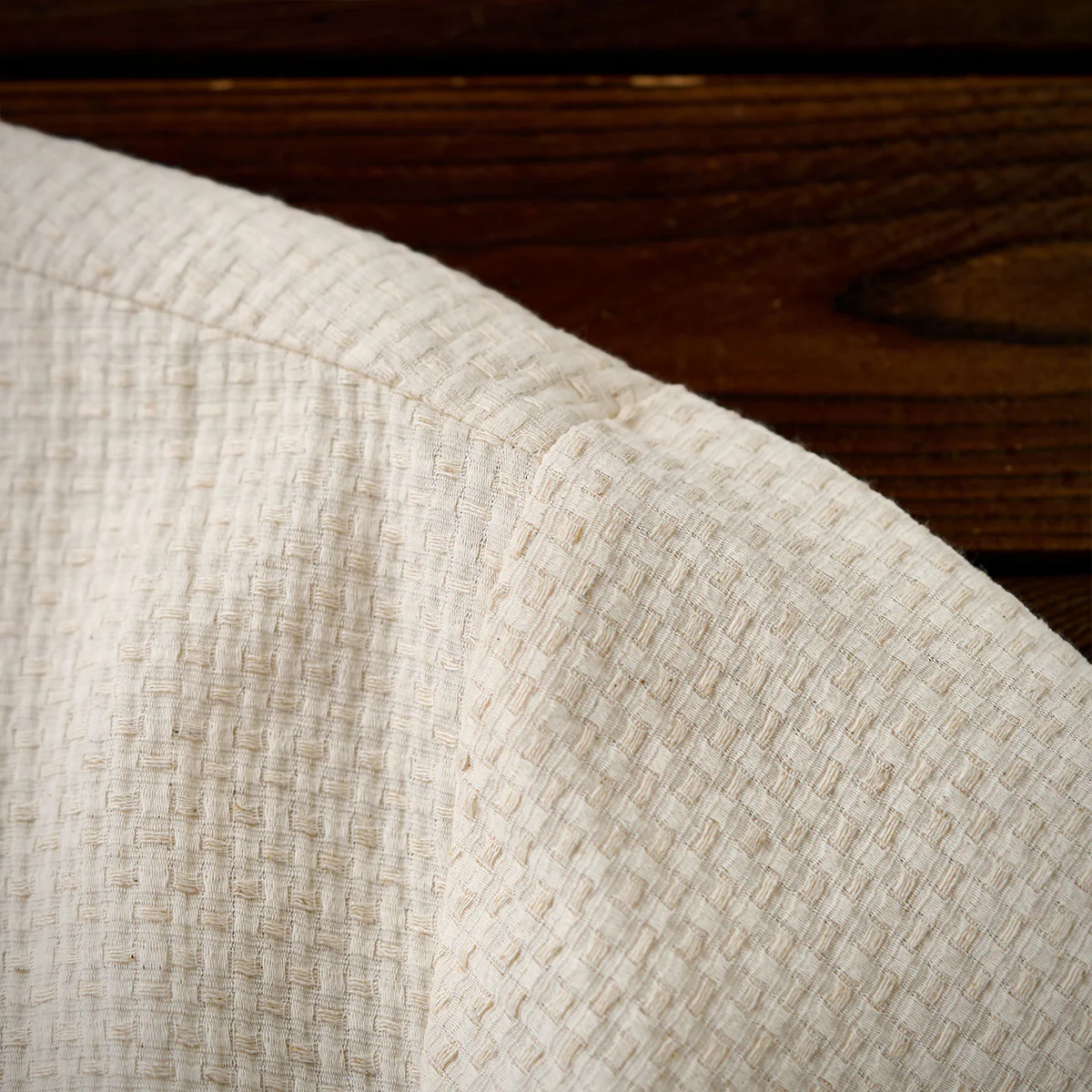紅白ヒモ付き 「KaraKu」刺繍入りレッドアゲート調ボタン付き綿麻シャツ - Image 14