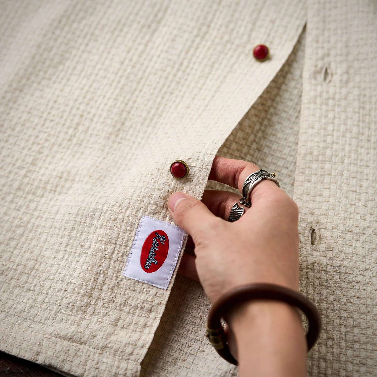 紅白ヒモ付き 「KaraKu」刺繍入りレッドアゲート調ボタン付き綿麻シャツ - Image 15