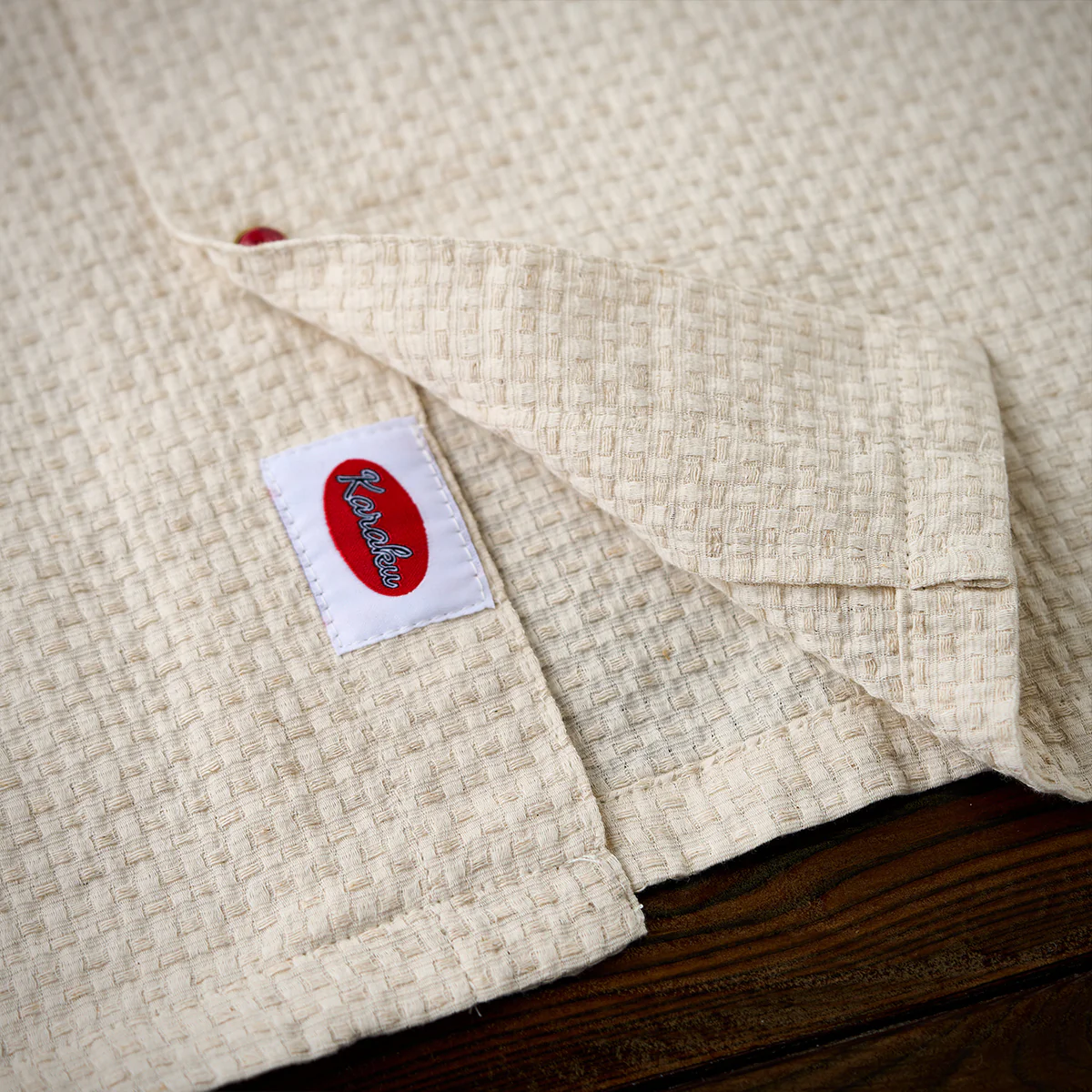 紅白ヒモ付き 「KaraKu」刺繍入りレッドアゲート調ボタン付き綿麻シャツ - Image 16