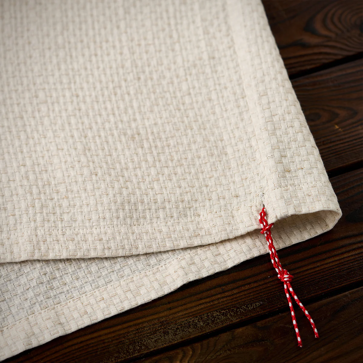 紅白ヒモ付き 「KaraKu」刺繍入りレッドアゲート調ボタン付き綿麻シャツ - Image 17