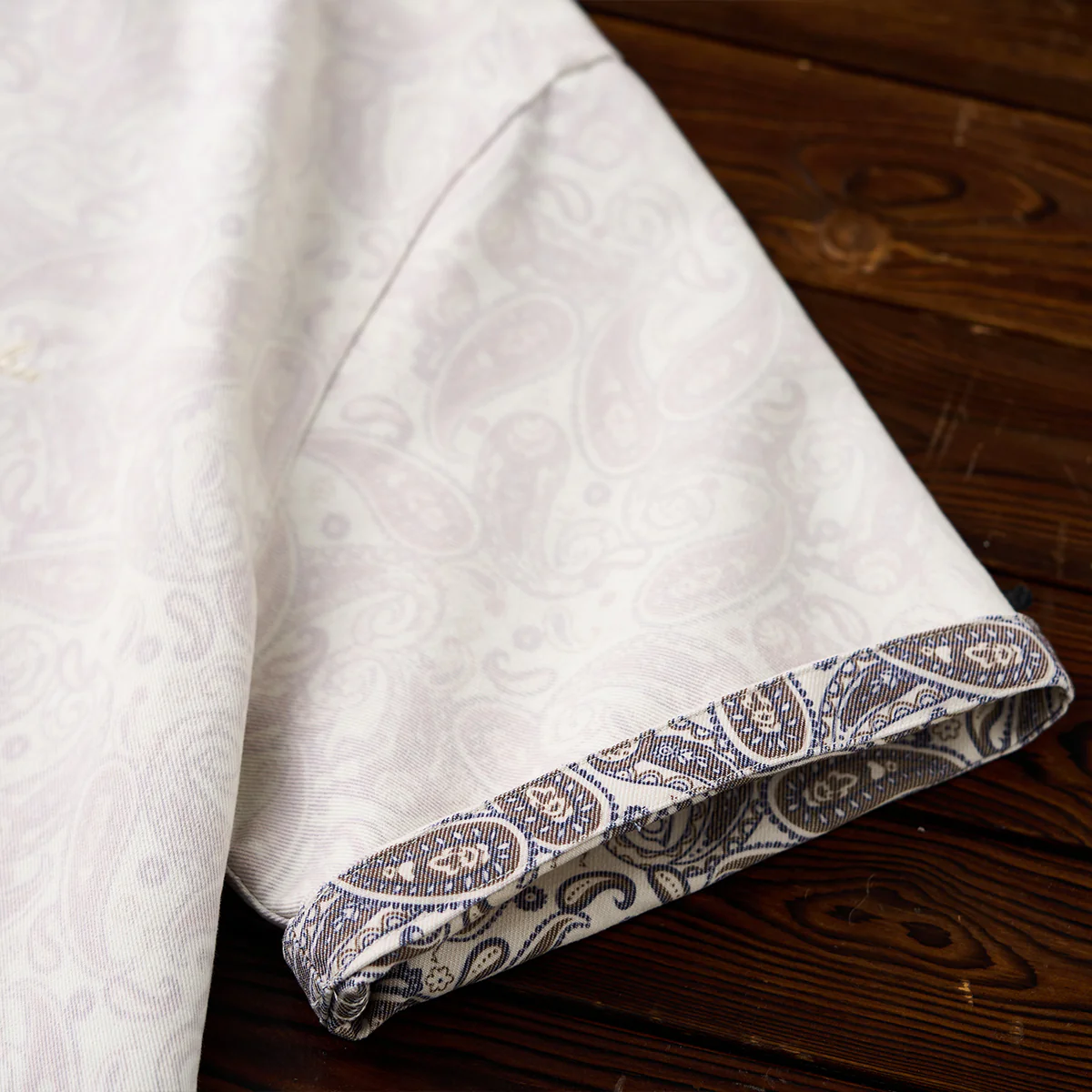 裏ペイズリープリント　「KaraKu」刺繡入りコットン混ツイル半袖シャツ - Image 10