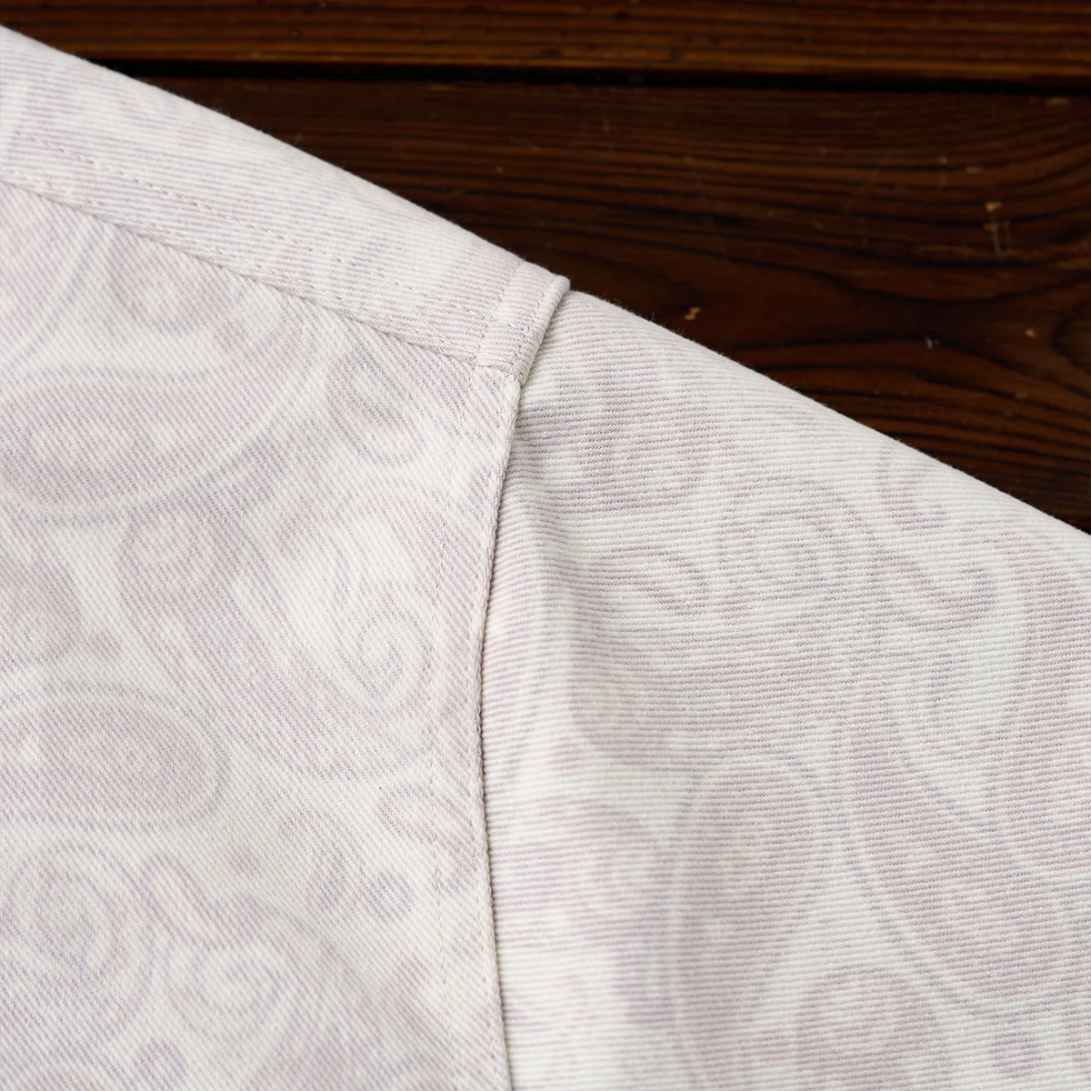 裏ペイズリープリント　「KaraKu」刺繡入りコットン混ツイル半袖シャツ - Image 9