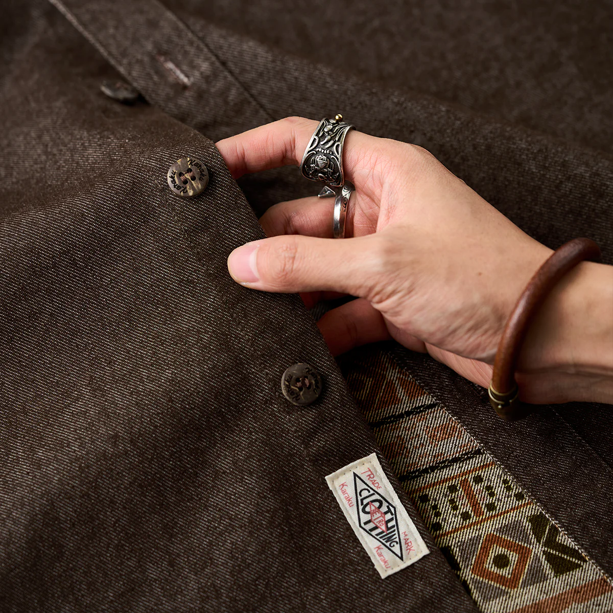 赤ヒモ付き 「Karaku」刺繡ロゴ 裏エスニック調柄デニム長袖シャツ - Image 12