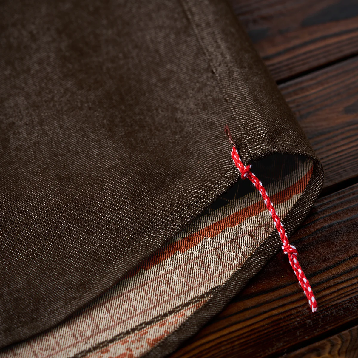 赤ヒモ付き 「Karaku」刺繡ロゴ 裏エスニック調柄デニム長袖シャツ - Image 14