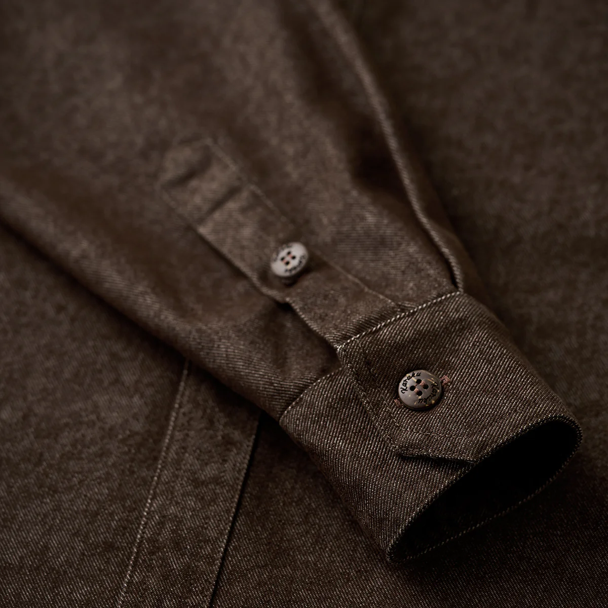 赤ヒモ付き 「Karaku」刺繡ロゴ 裏エスニック調柄デニム長袖シャツ - Image 18