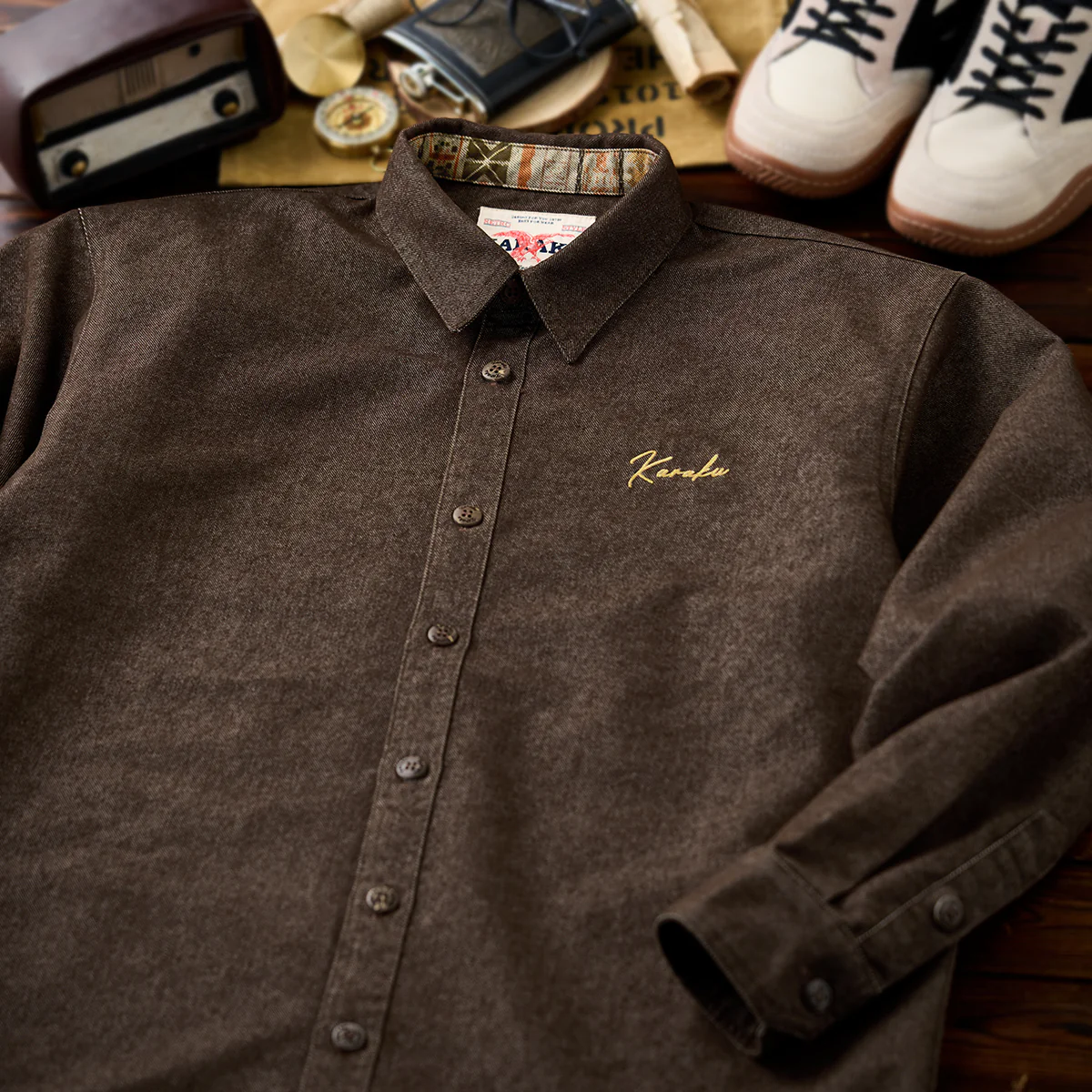 赤ヒモ付き 「Karaku」刺繡ロゴ 裏エスニック調柄デニム長袖シャツ - Image 4